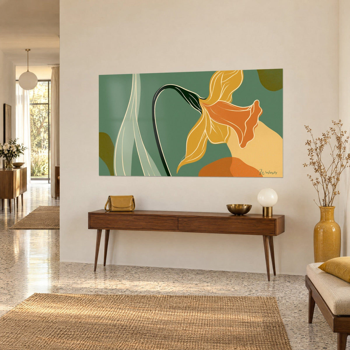 Cuadro de una flor de narciso con tallo negro curvado, hoja gris esbelta y ocre amarillo, encima de una consola de madera, vista de tres cuartos