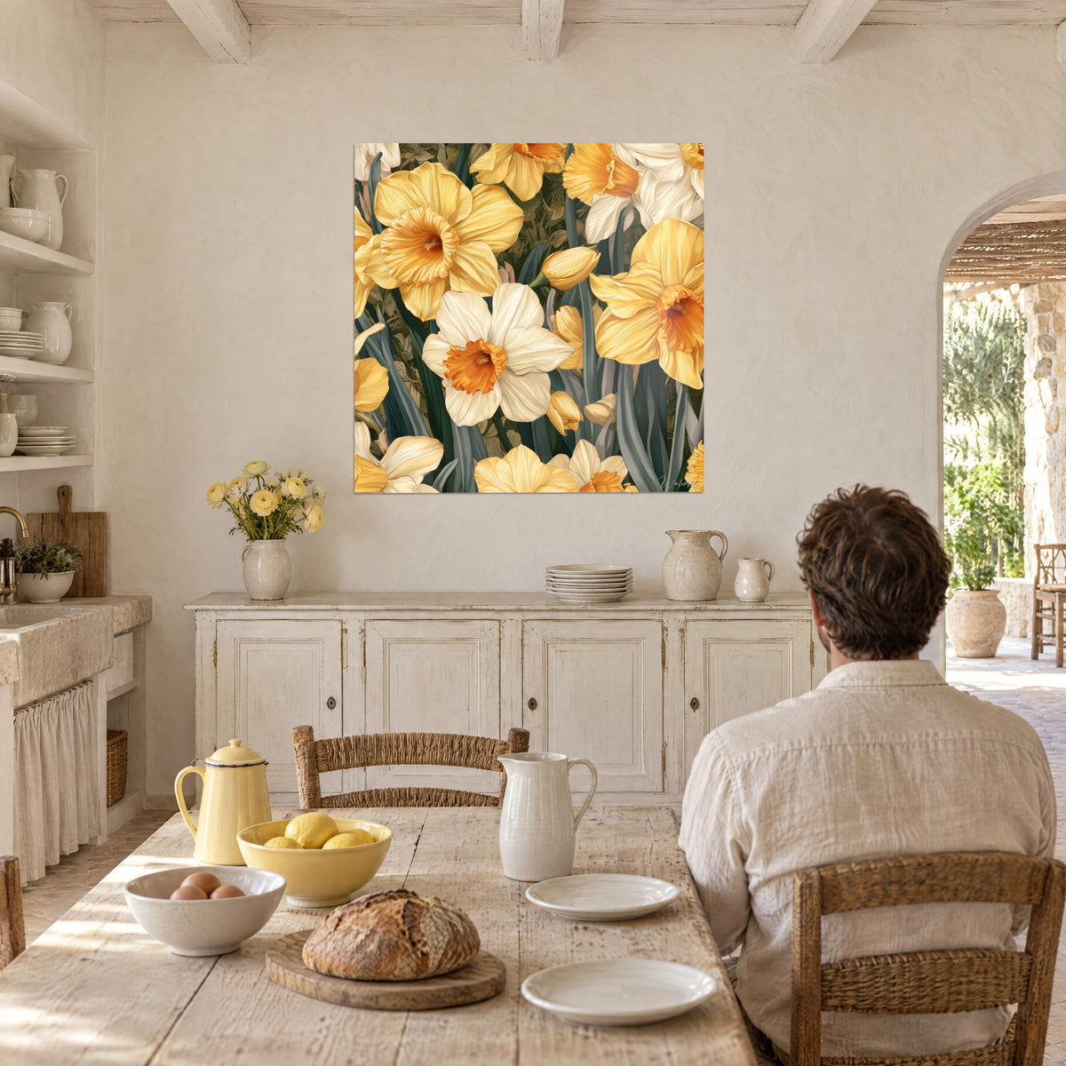 Schilderij bloeiend narcissenveld, ivoorwitte en saffraangele bloemblaadjes, man van achteren aan tafel, zonnige keuken van het landhuis