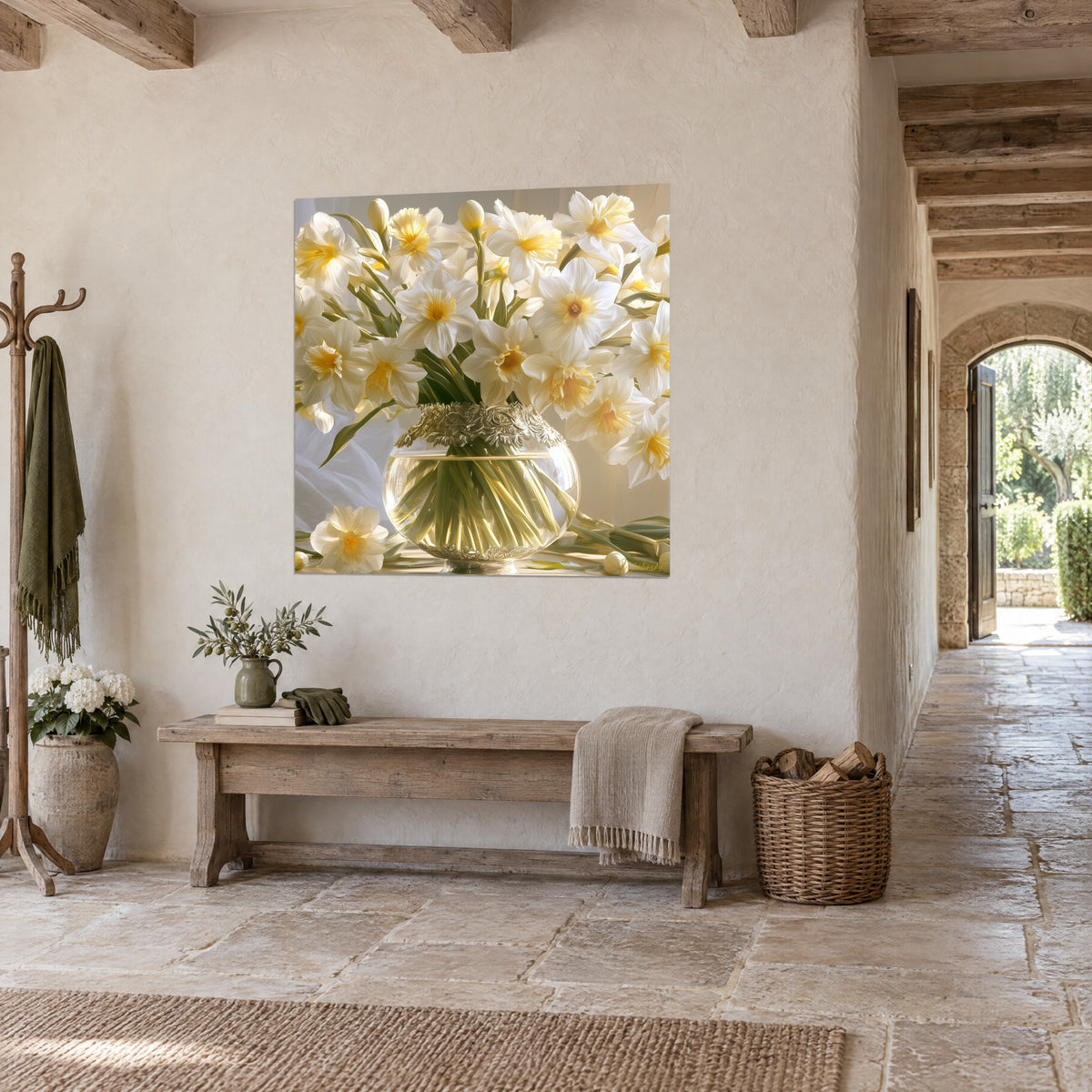 Quadro mazzetto di narcisi bianchi dal cuore dorato, vaso tondo bordato d'argento, visto di tre quarti in un corridoio di pietra chiara