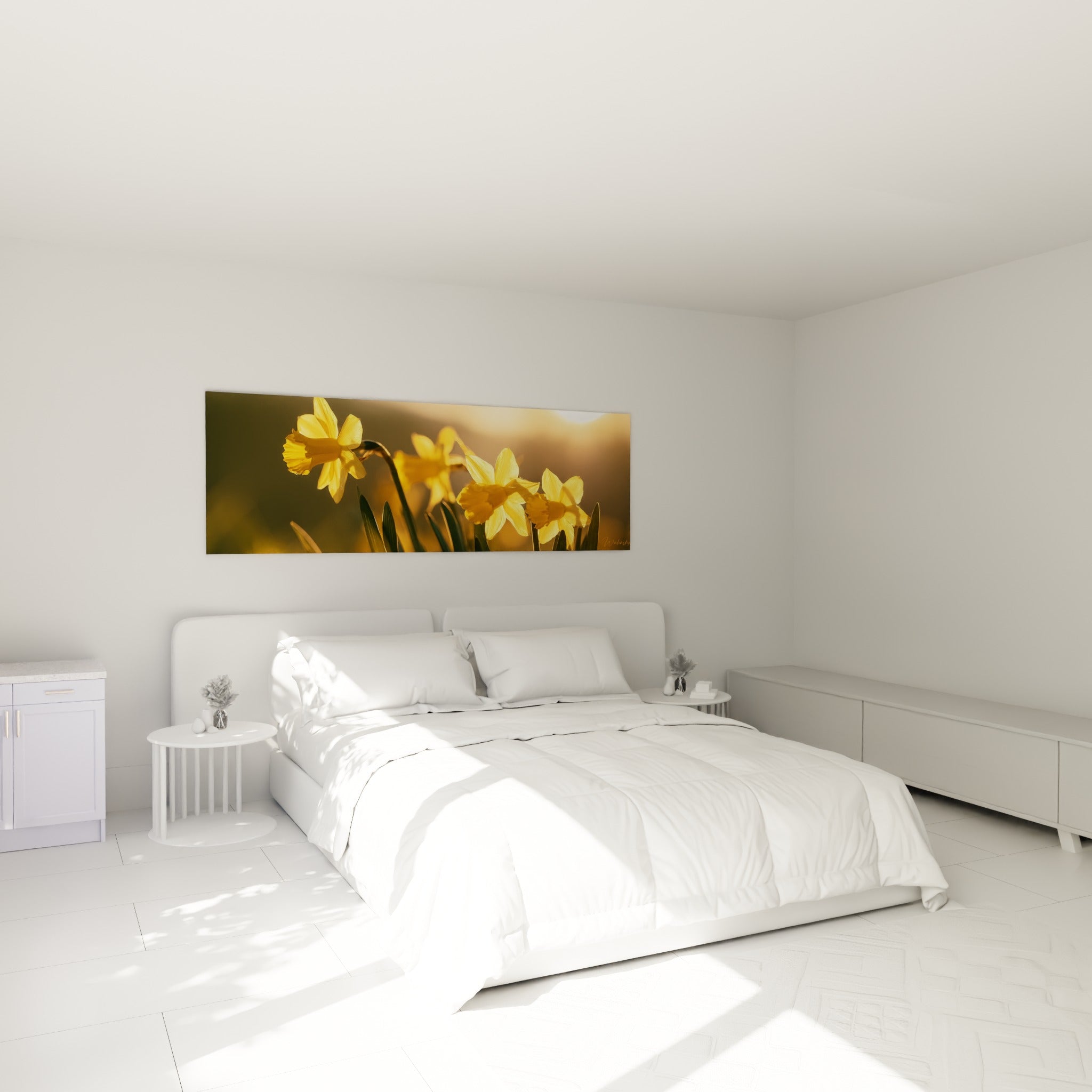 Fleurs de jonquille jaune vif et vertes au-dessus d'un lit dans une chambre claire