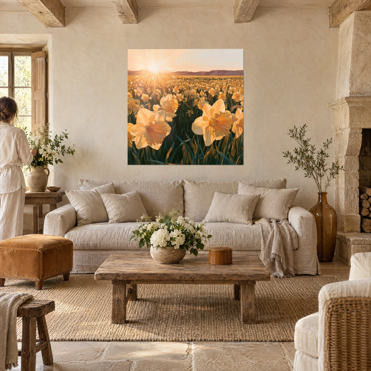 Cuadro campo de narcisos amarillo azafrán bajo un sol radiante, corolas anaranjadas, dos personas de espaldas sobre un sofá en un salón luminoso