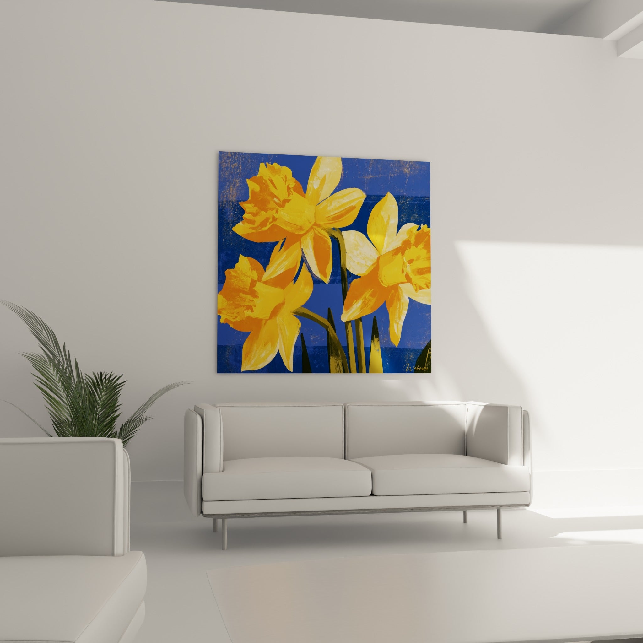Fleurs jaunes et orangées sur fond bleu roi au-dessus d'un canapé dans un salon lumineux