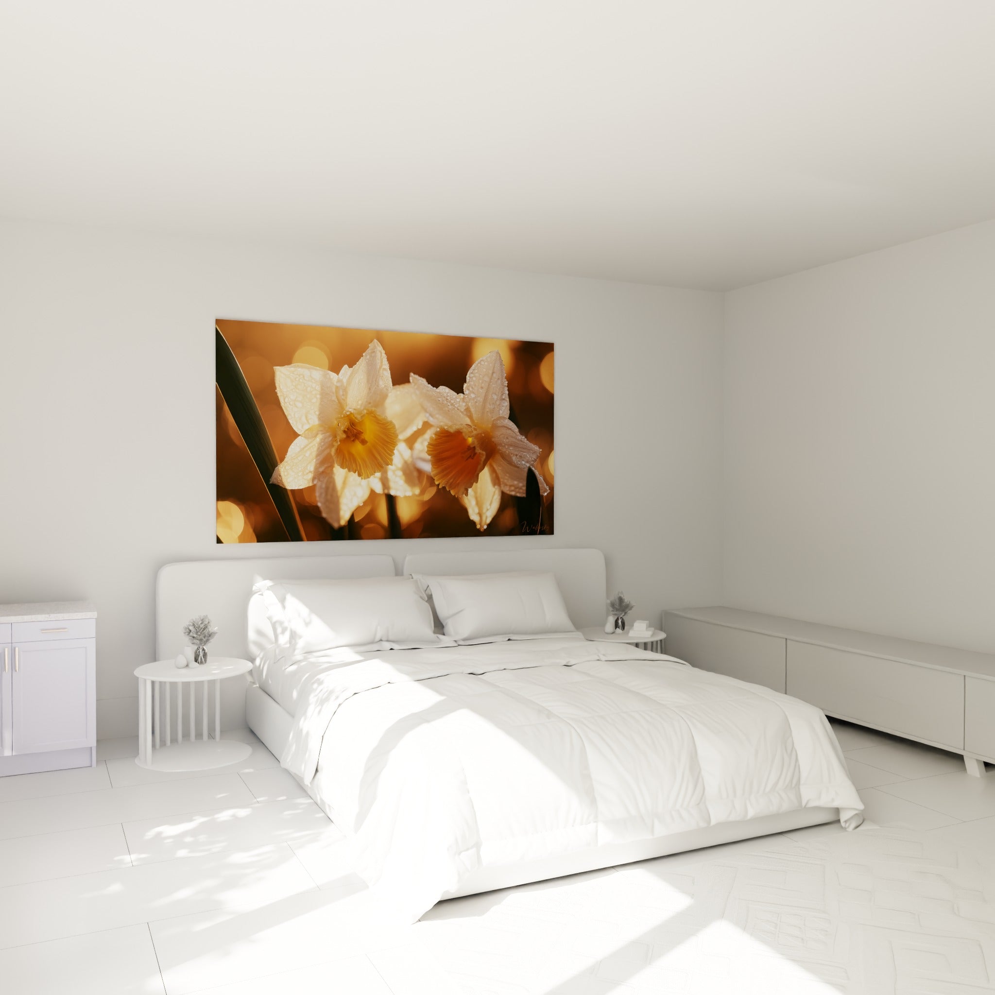 Pétales blancs perlés et cœur jaune orangé des jonquilles au-dessus d'un lit dans une chambre claire