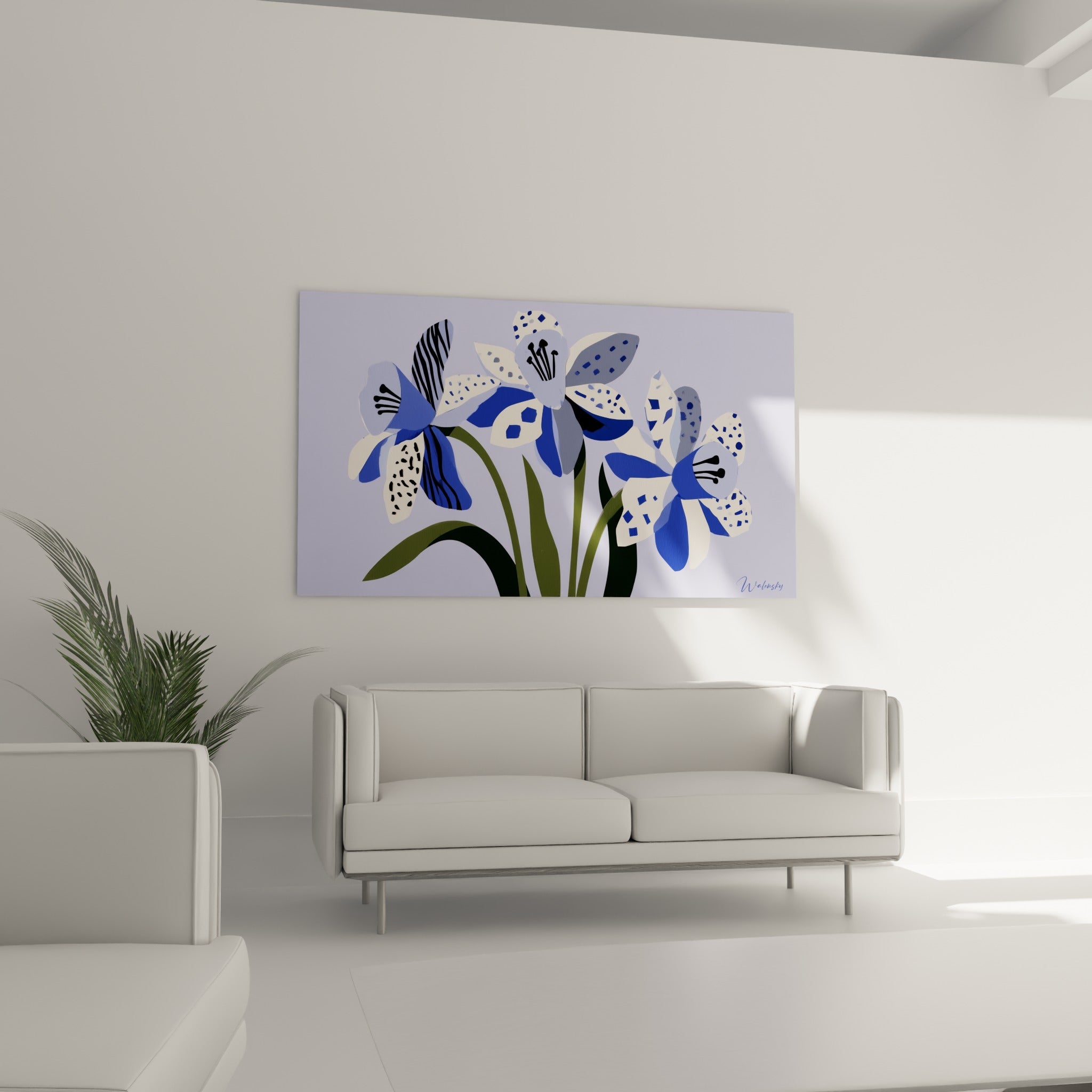 Bouquet stylisé de jonquilles bleues et crème aux motifs graphiques, au-dessus d'un canapé dans un salon lumineux