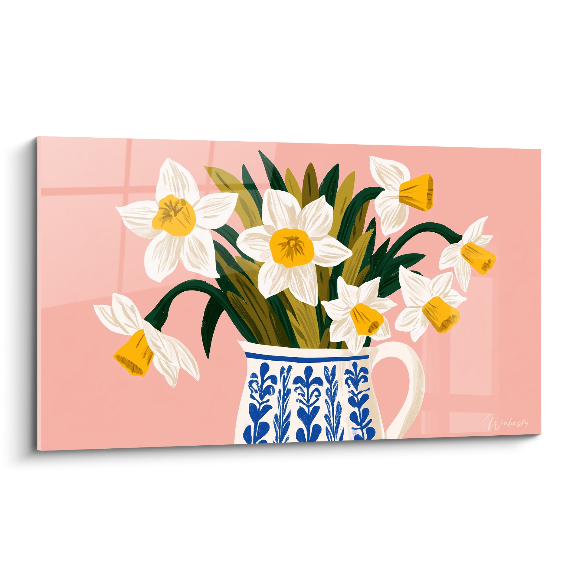 Jonquilles blanches et jaunes dans un pichet bleu et blanc sur fond rose poudré