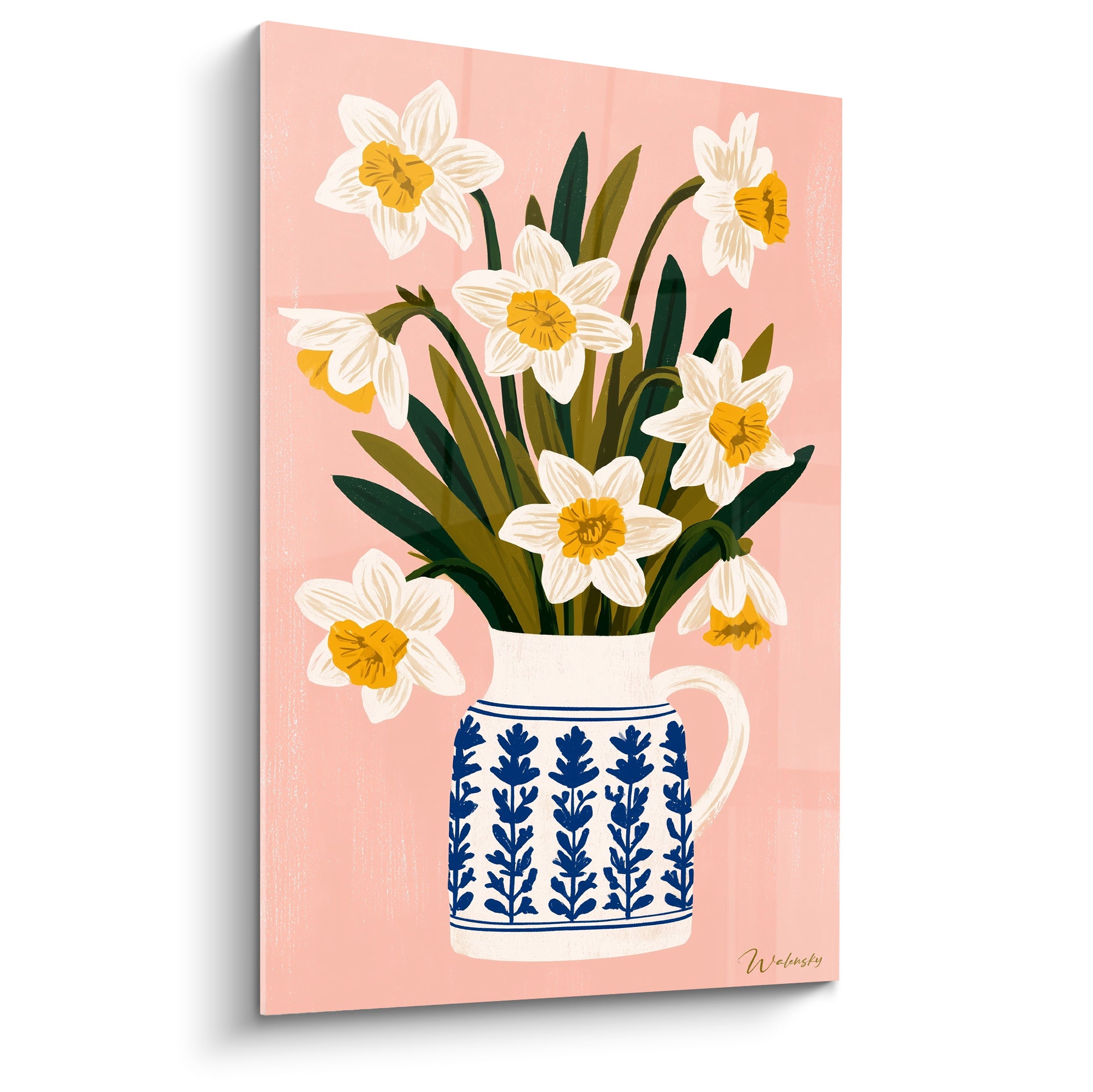 Jonquilles blanches et dorées dans un pichet bleu marine sur fond rose poudré illustré