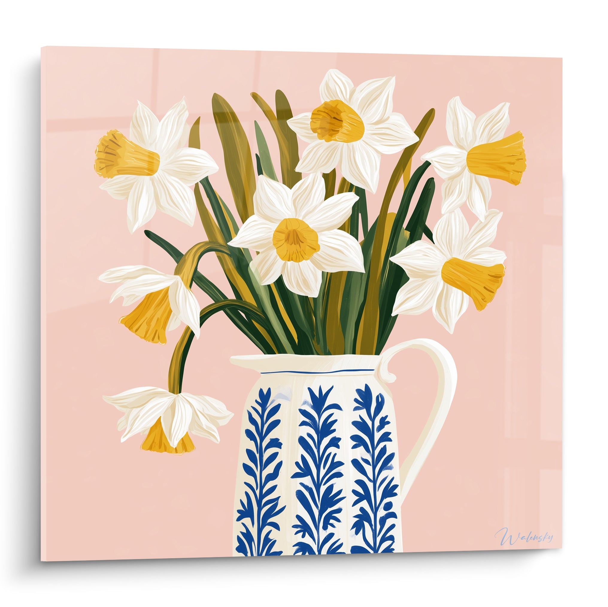 Jonquilles blanches et jaune safran dans un pichet bleu marine sur fond rose poudré