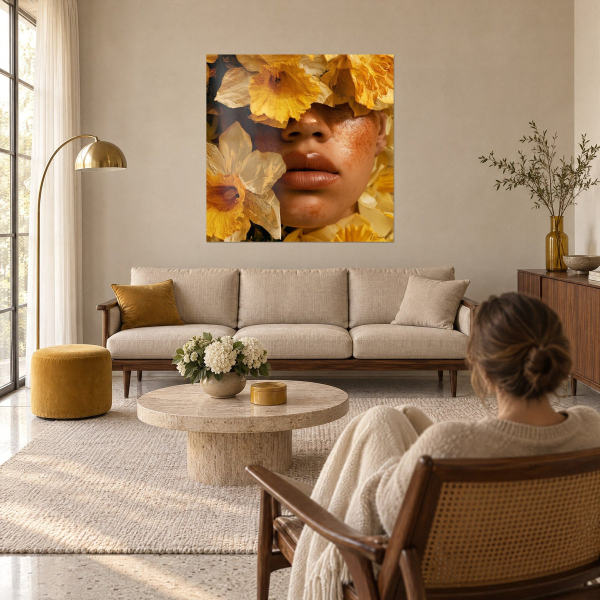 Tableau visage bronze couvert de jonquilles jaune safran, lèvres brunes et taches de rousseur, au-dessus d'un canapé dans un salon lumineux