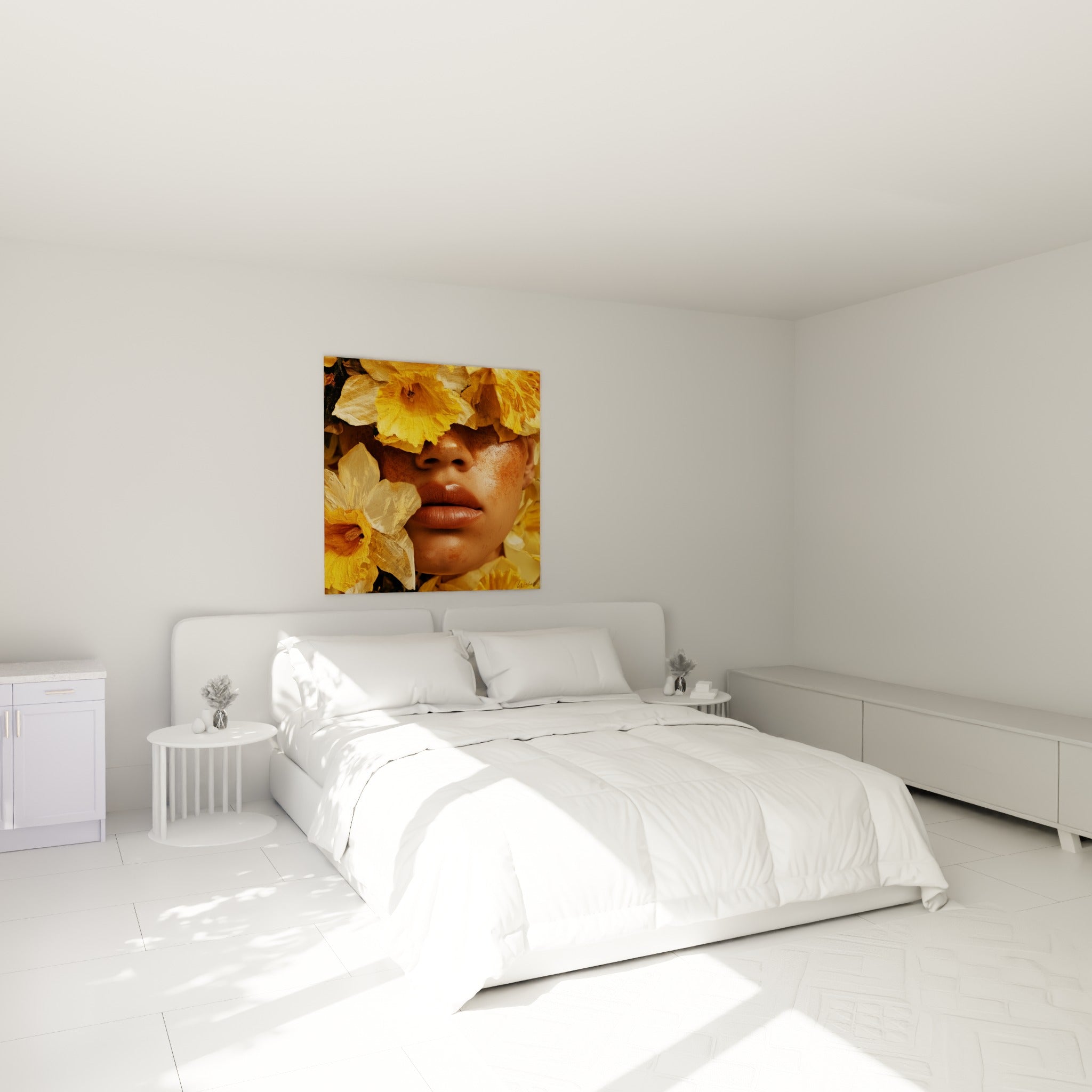 Pétales jonquille jaunes et ocre encadrant un visage brun, au-dessus d'un lit dans une chambre claire