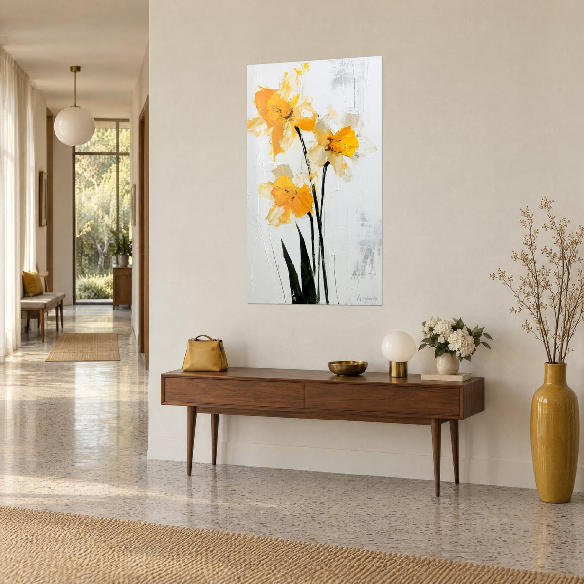 Quadro tre narcisi giallo oro e crema, impasto spesso su fondo bianco, corridoio e consolle in legno, noce scuro