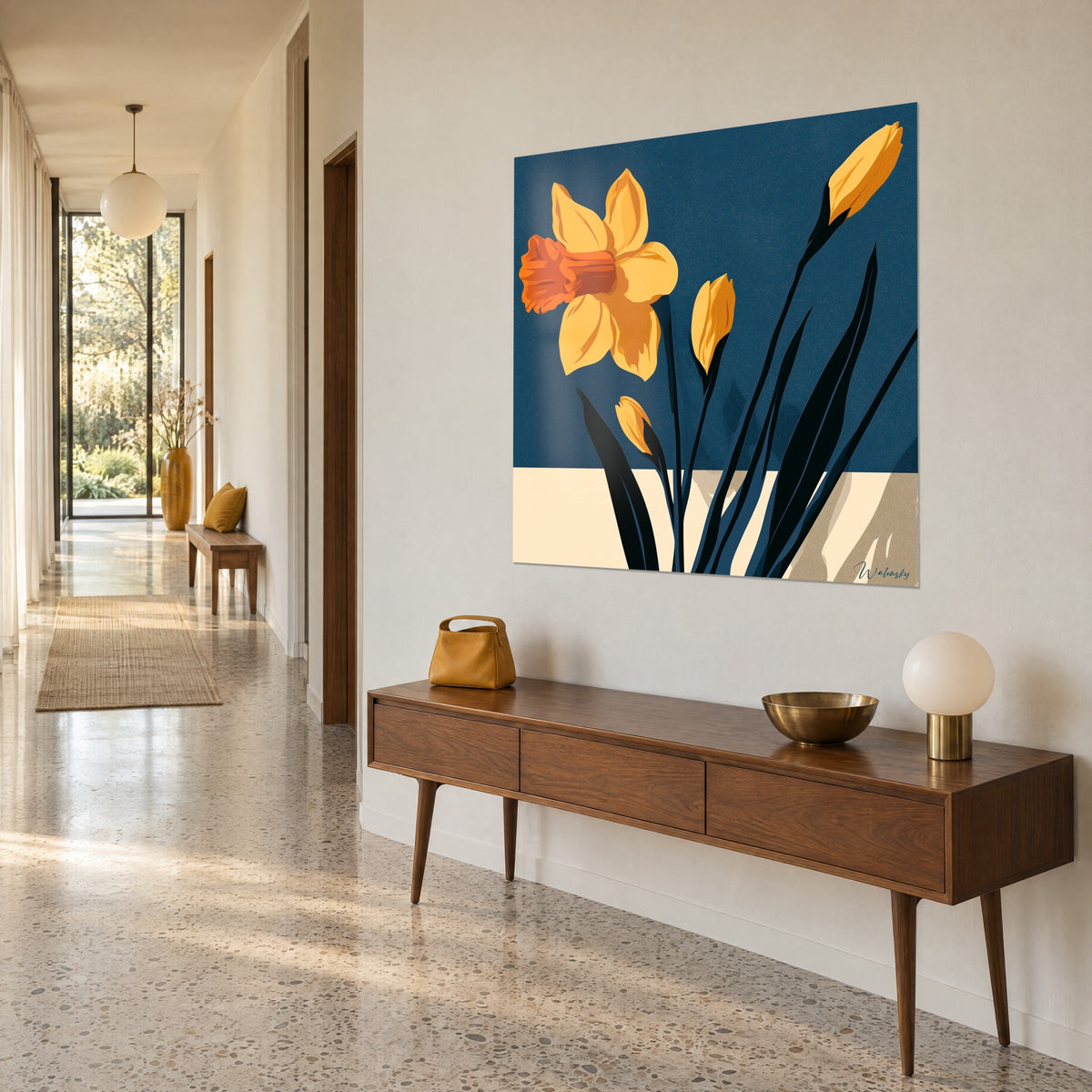 Tableau narcisse aux pétales ocre doré et tiges noires effilées, vu de trois-quarts sur un mur beige, au-dessus d'une console en bois