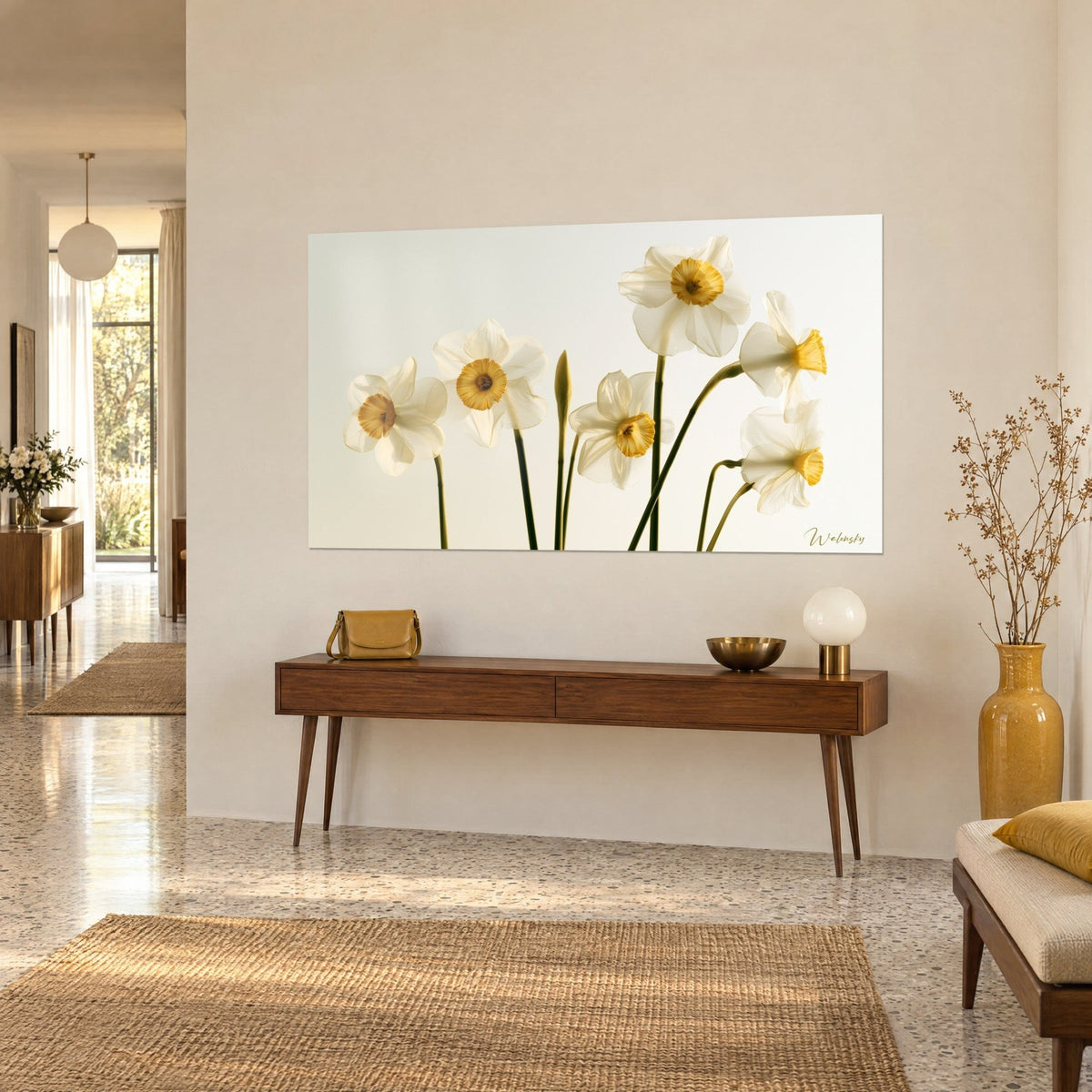 Quadro narcisi traslucidi dai petali avorio e corolle dorate, boccio chiuso al centro, consolle in legno, vista di tre quarti
