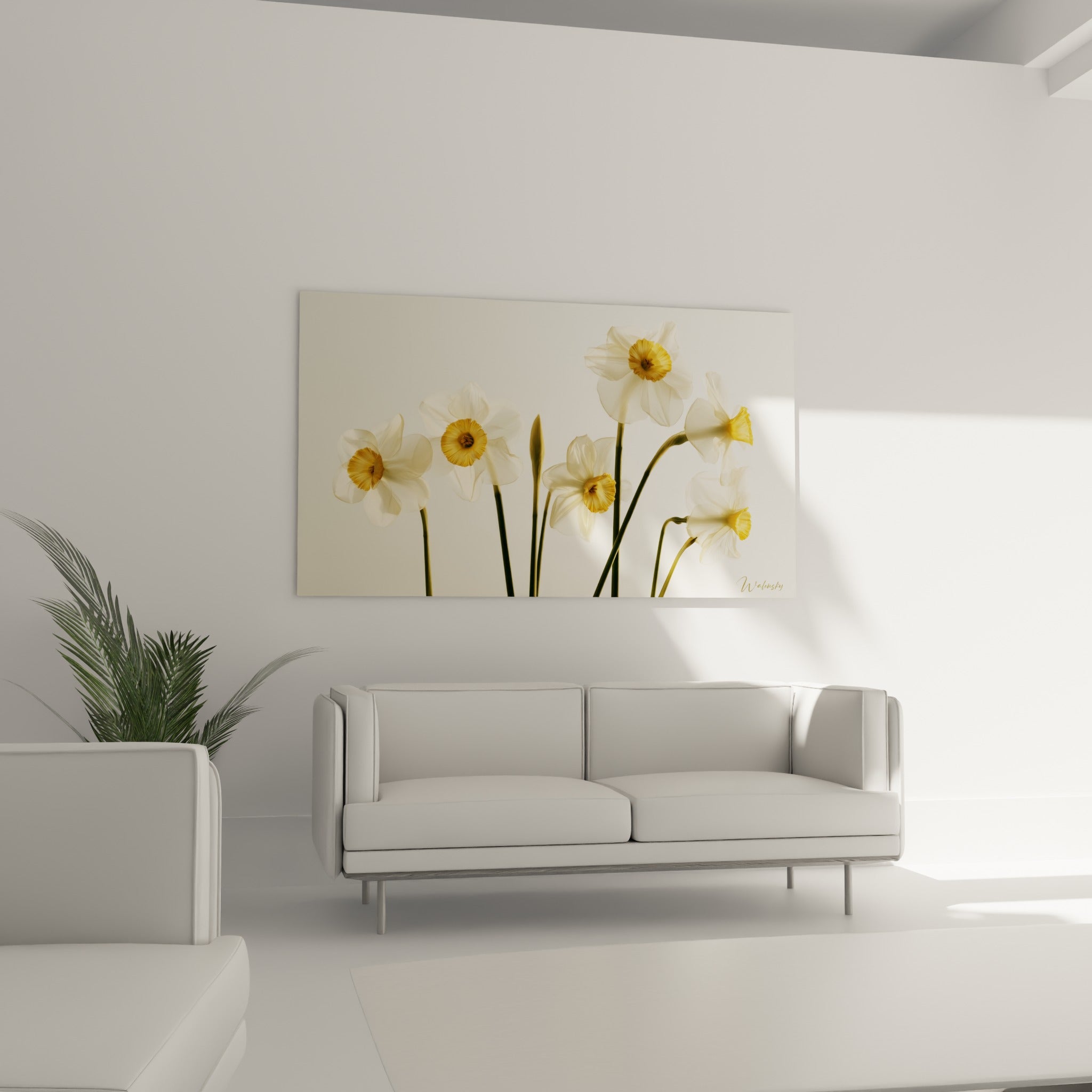 Bouquet de jonquilles ivoire et or suspendu au-dessus d'un canapé dans un salon lumineux