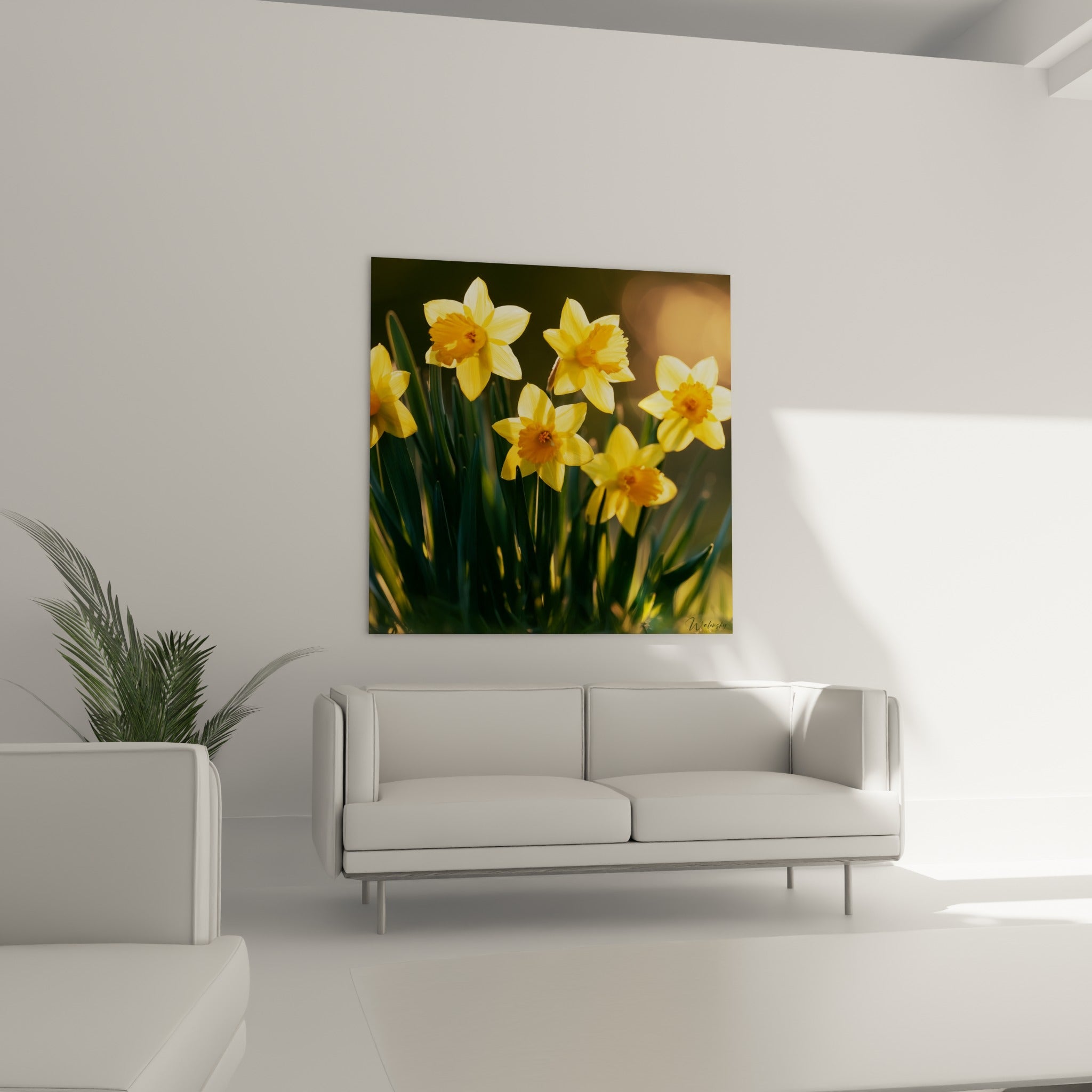 Fleurs de jonquille jaune et orange cuivré installées au-dessus d'un canapé dans un salon lumineux