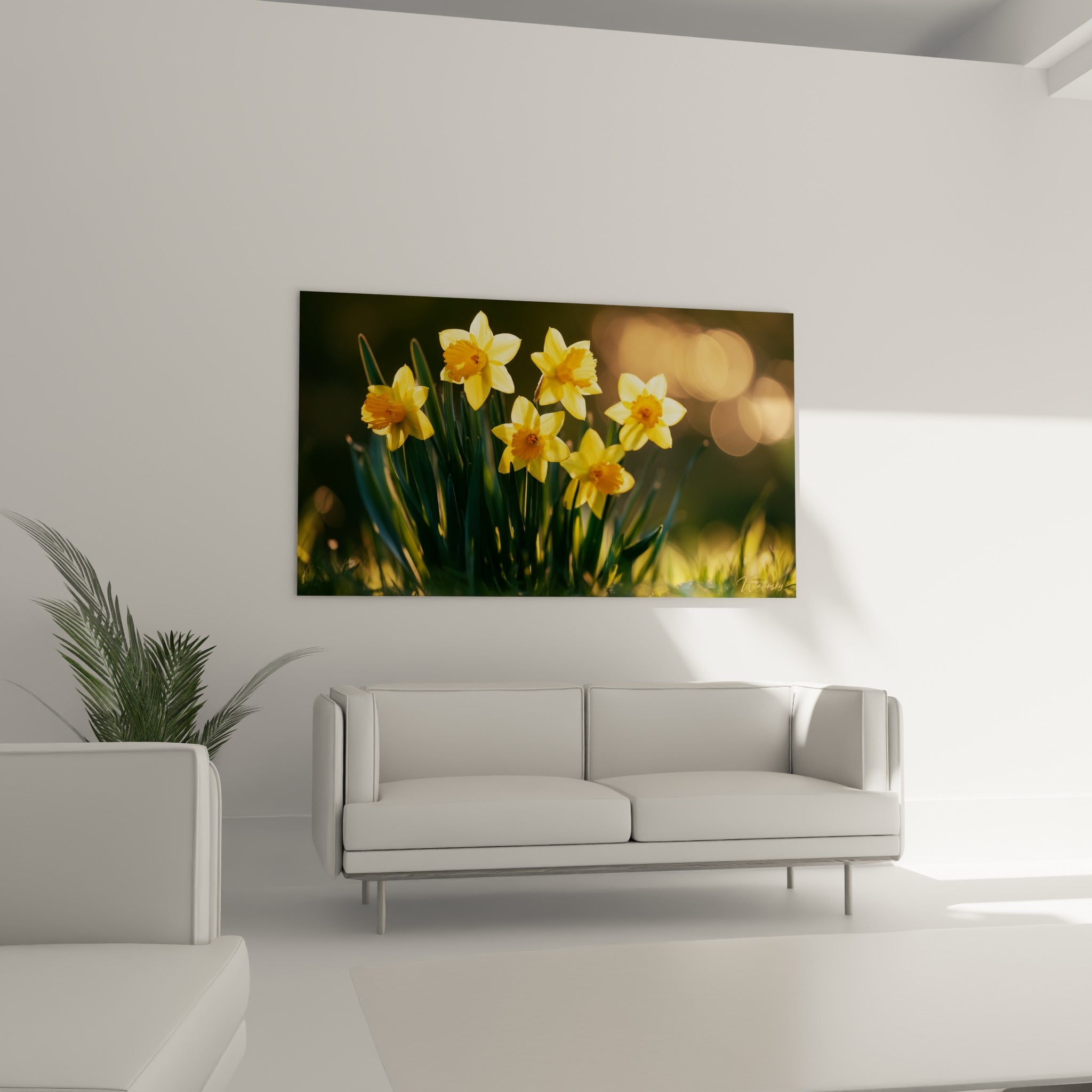 Fleurs de jonquille dorées et vertes accrochées au-dessus d'un canapé dans un salon lumineux