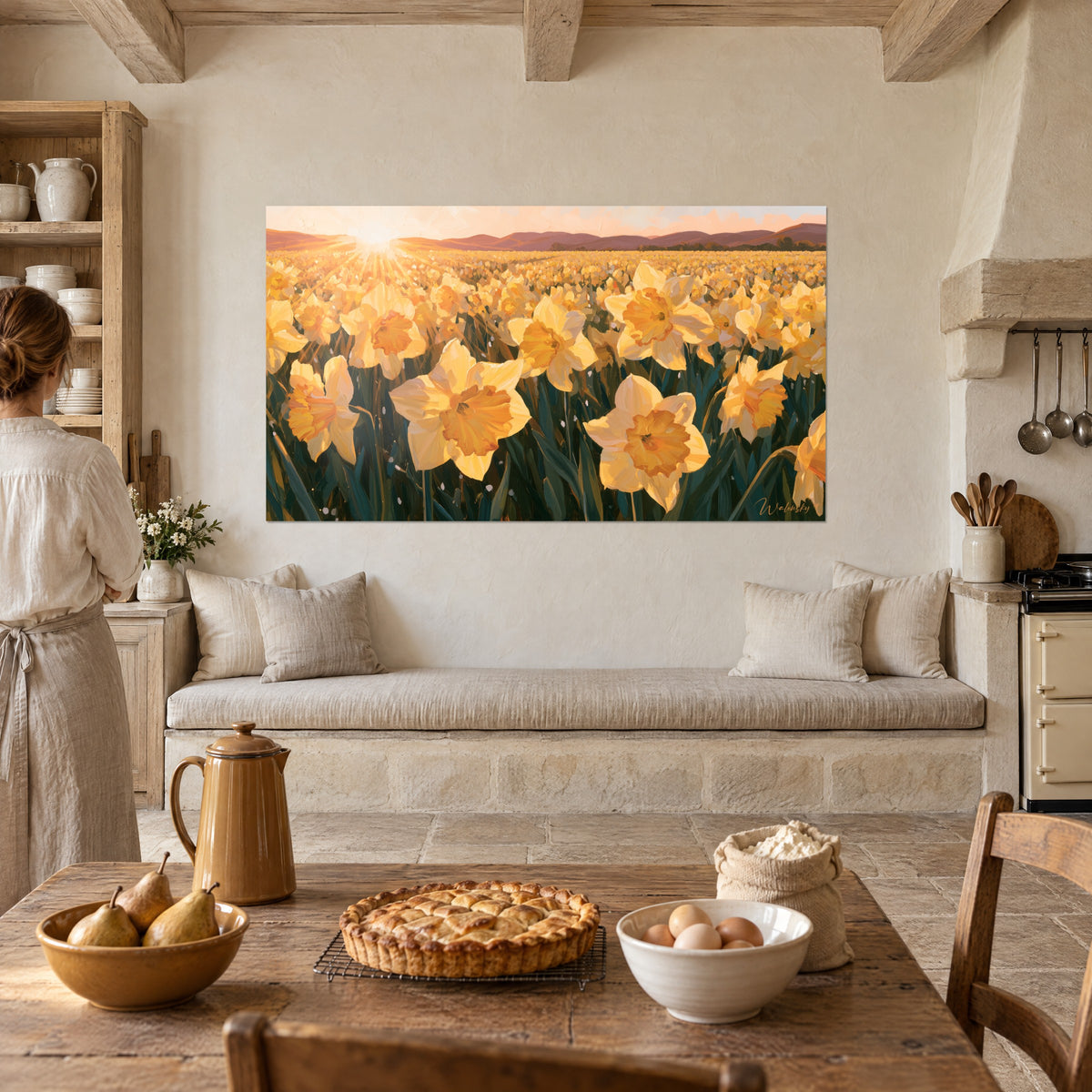 Schilderij zee van boterkleurige bloemen met oranje trompetten, verblindende zon links, in een stenen keuken met ruwe balken