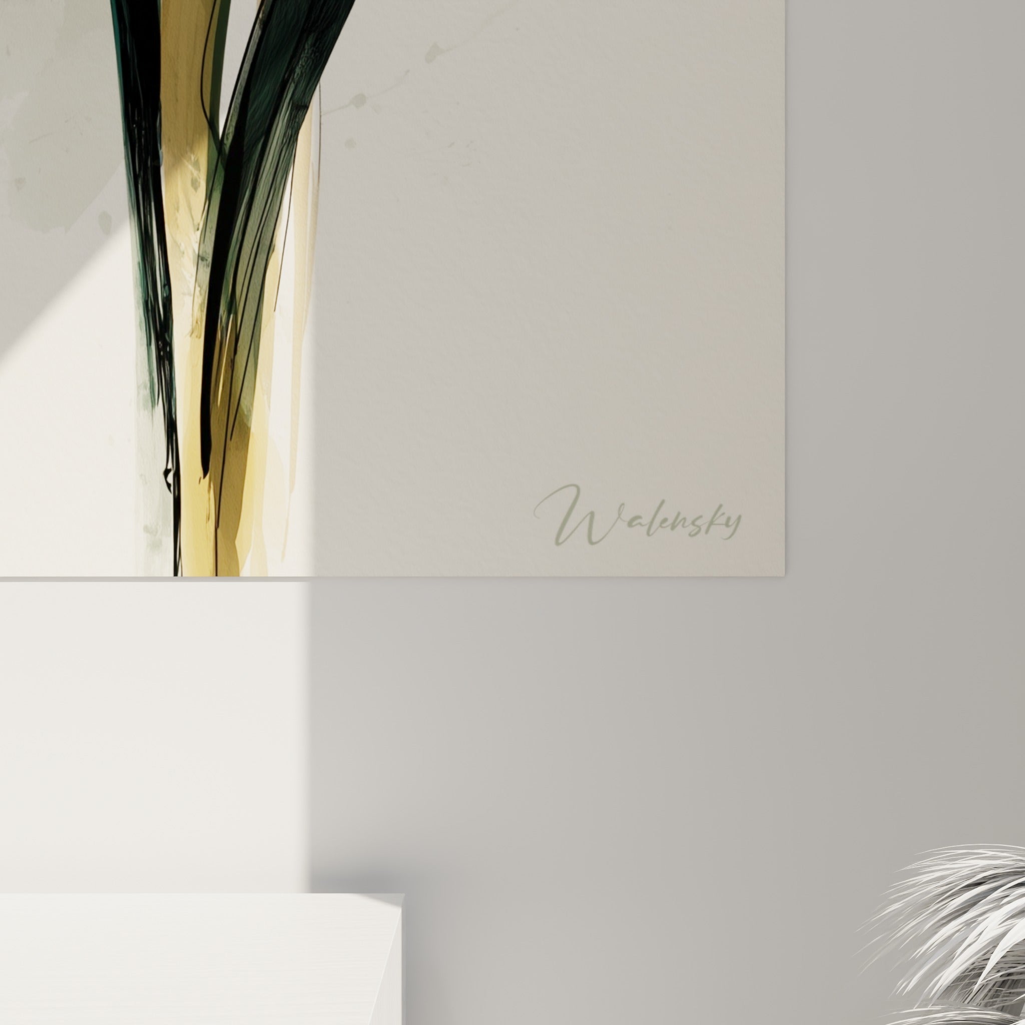 Empâtements orangés et coulures dorées de la corolle, grain de l'aquarelle et trait noir encré visibles de près