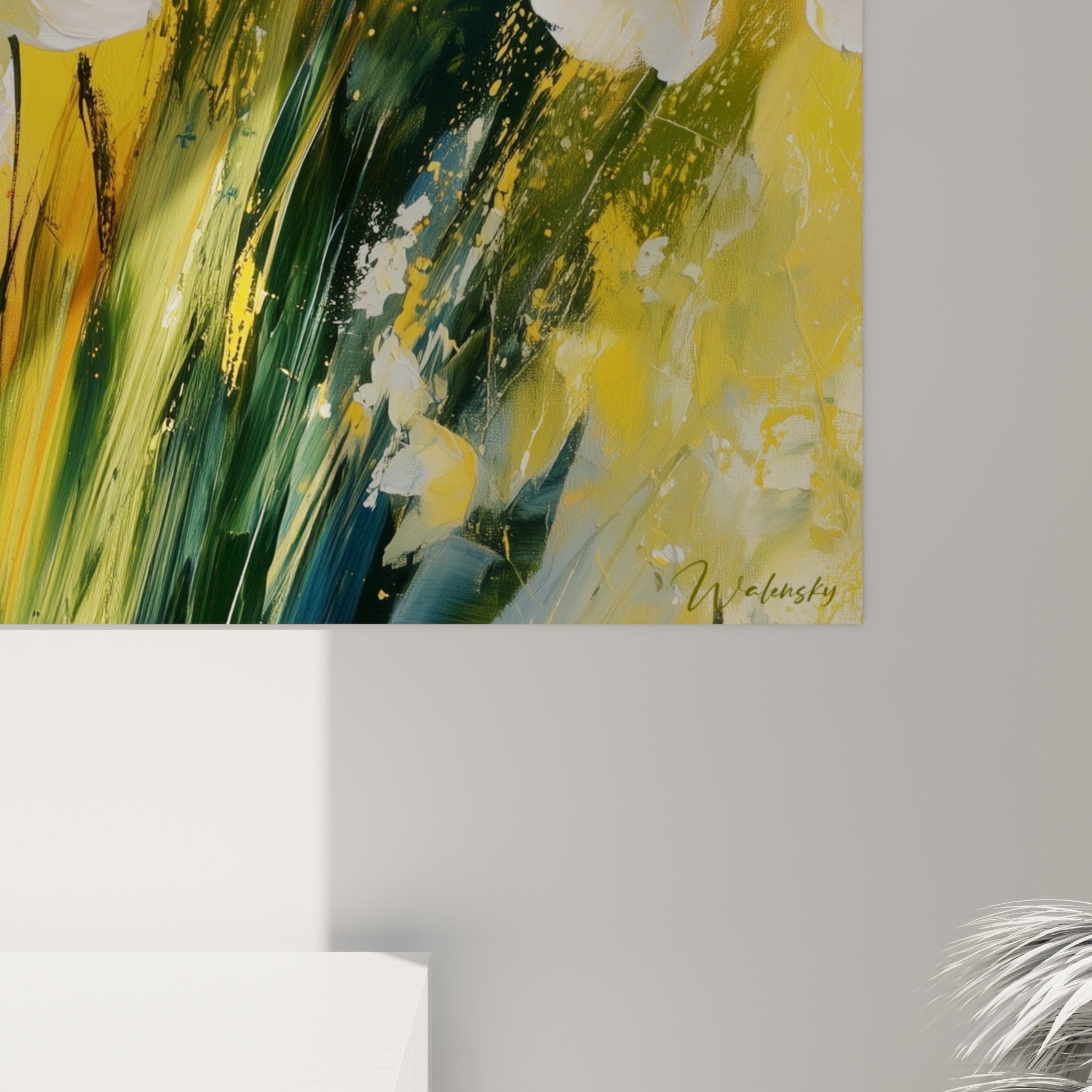 Empâtements de peinture blanche et jaune formant les pétales de jonquille avec coulures dorées visibles