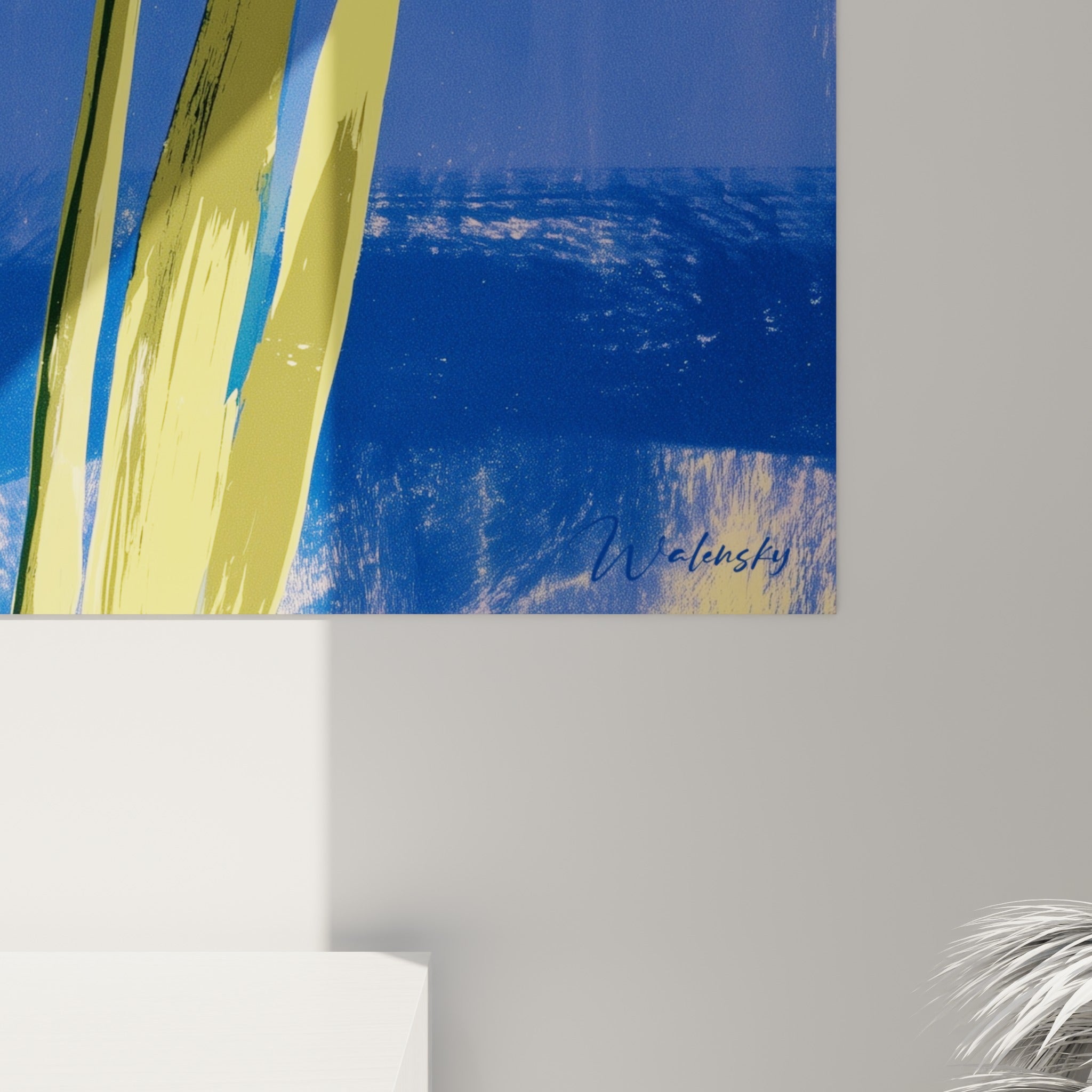 Détail des pétales jaune crème et du fond bleu balayé de blanc, empâtements et grain visibles sur la toile