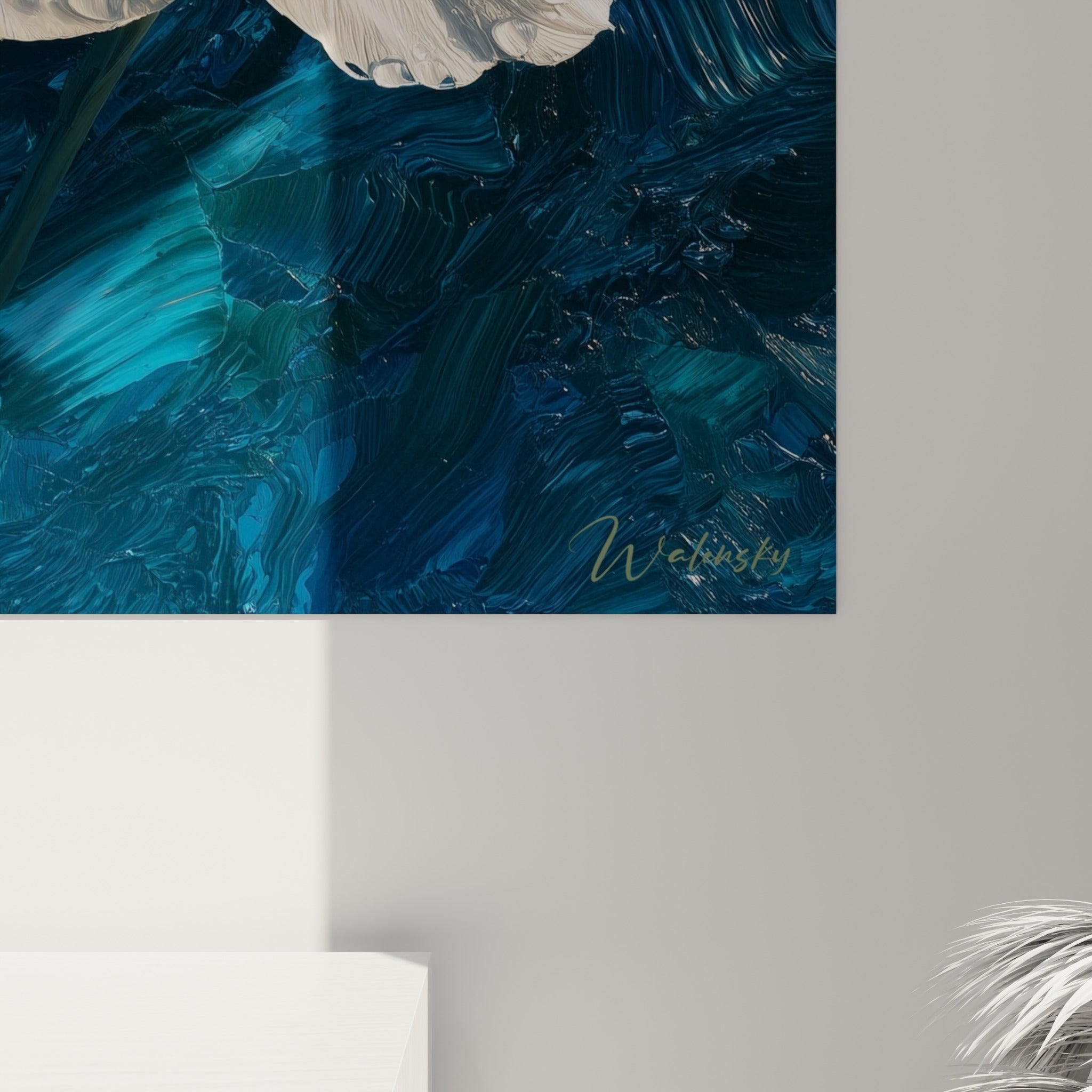 Grain pictural du bleu marine et gouttes de rosée sculptées en relief sur les pétales blancs