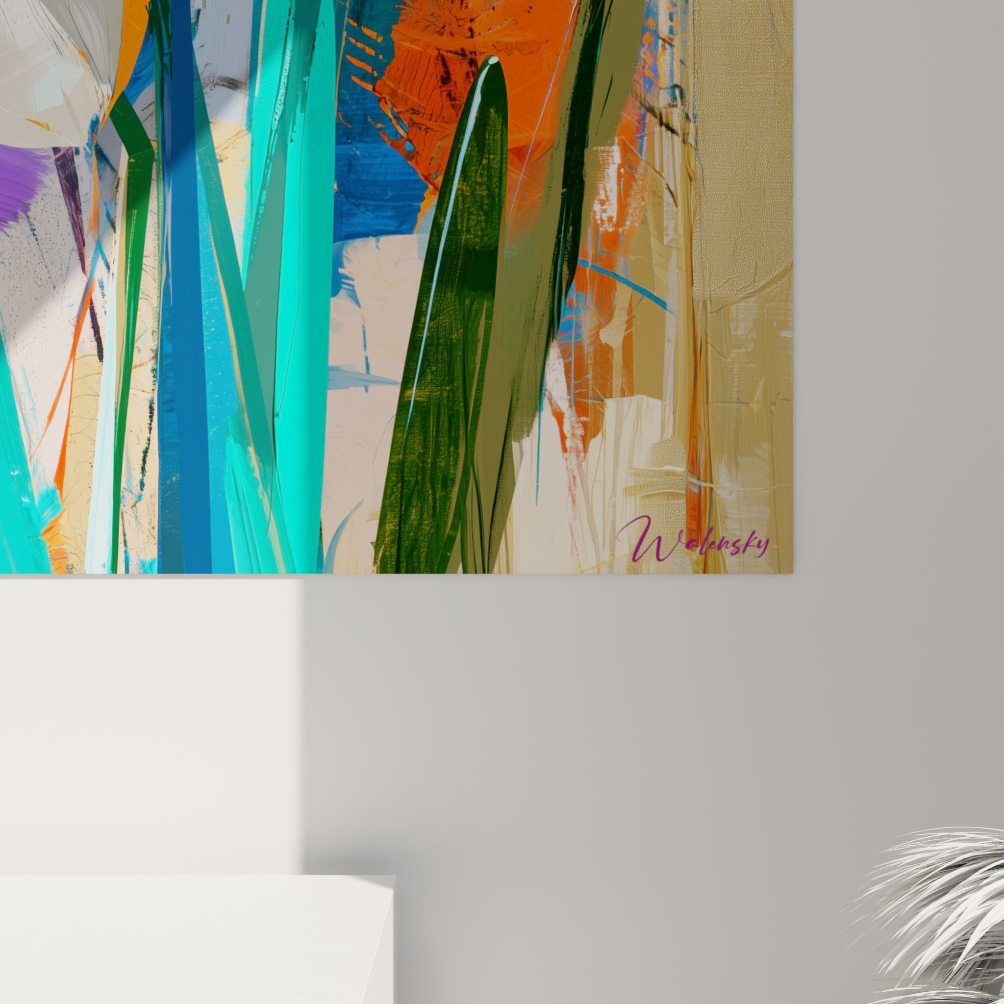 Grain de peinture visible sur les pétales blancs et le cœur orangé, coulures turquoise et violettes en arrière-plan