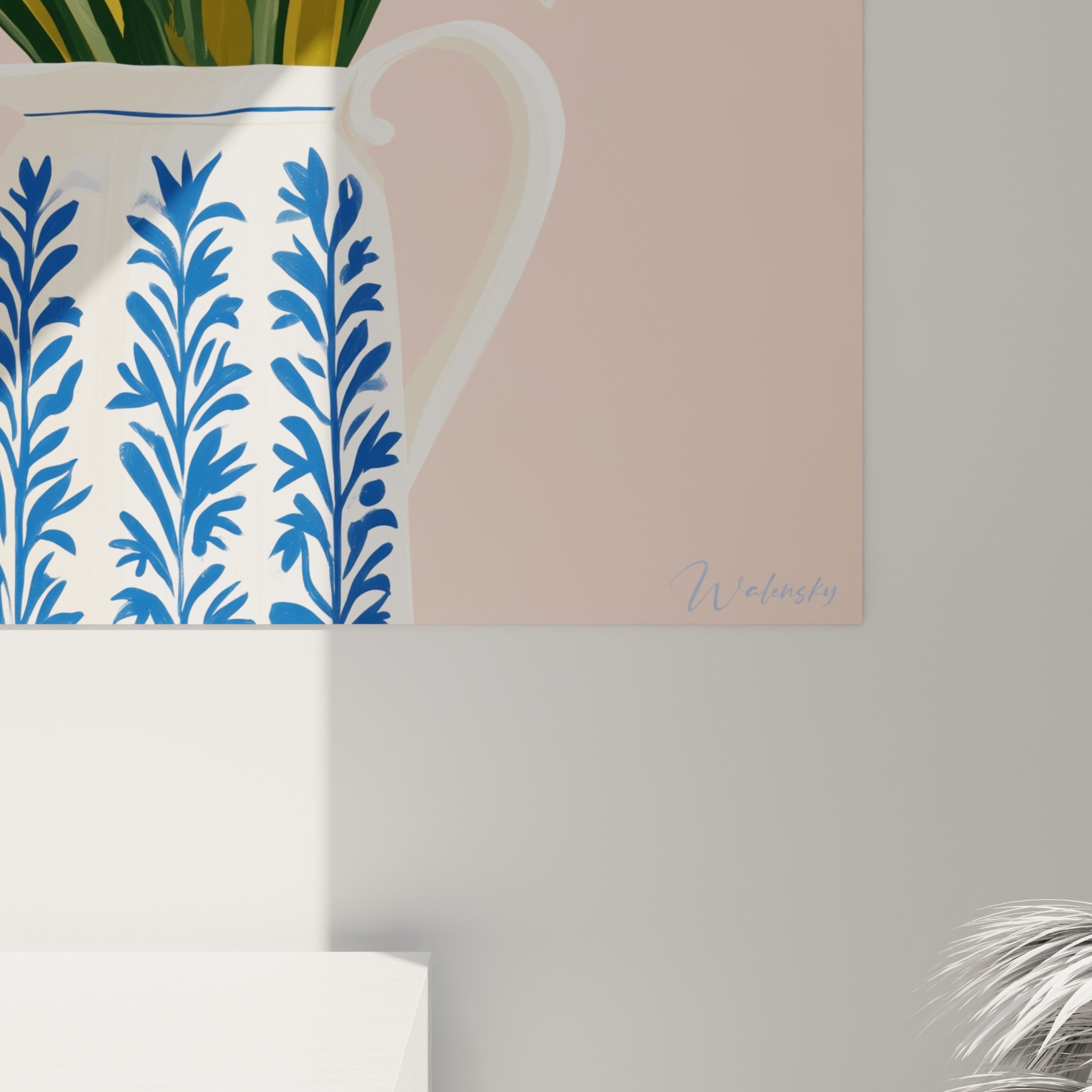 Grain de peinture visible sur les pétales blancs et le bleu marine du pichet fleuri