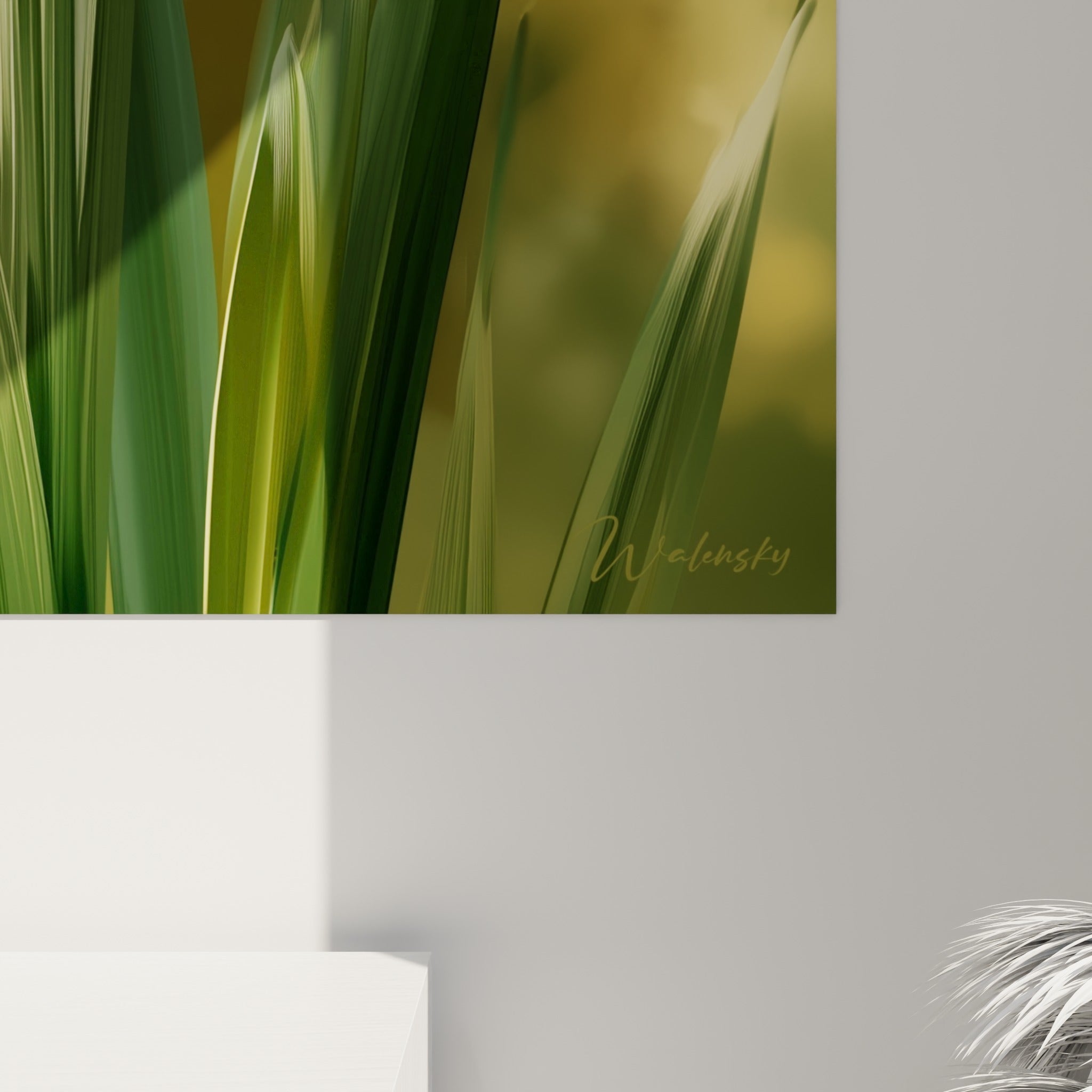 Pétales de jonquille blanc crème et cœur doré révélant la texture peinte et les nuances vertes du feuillage
