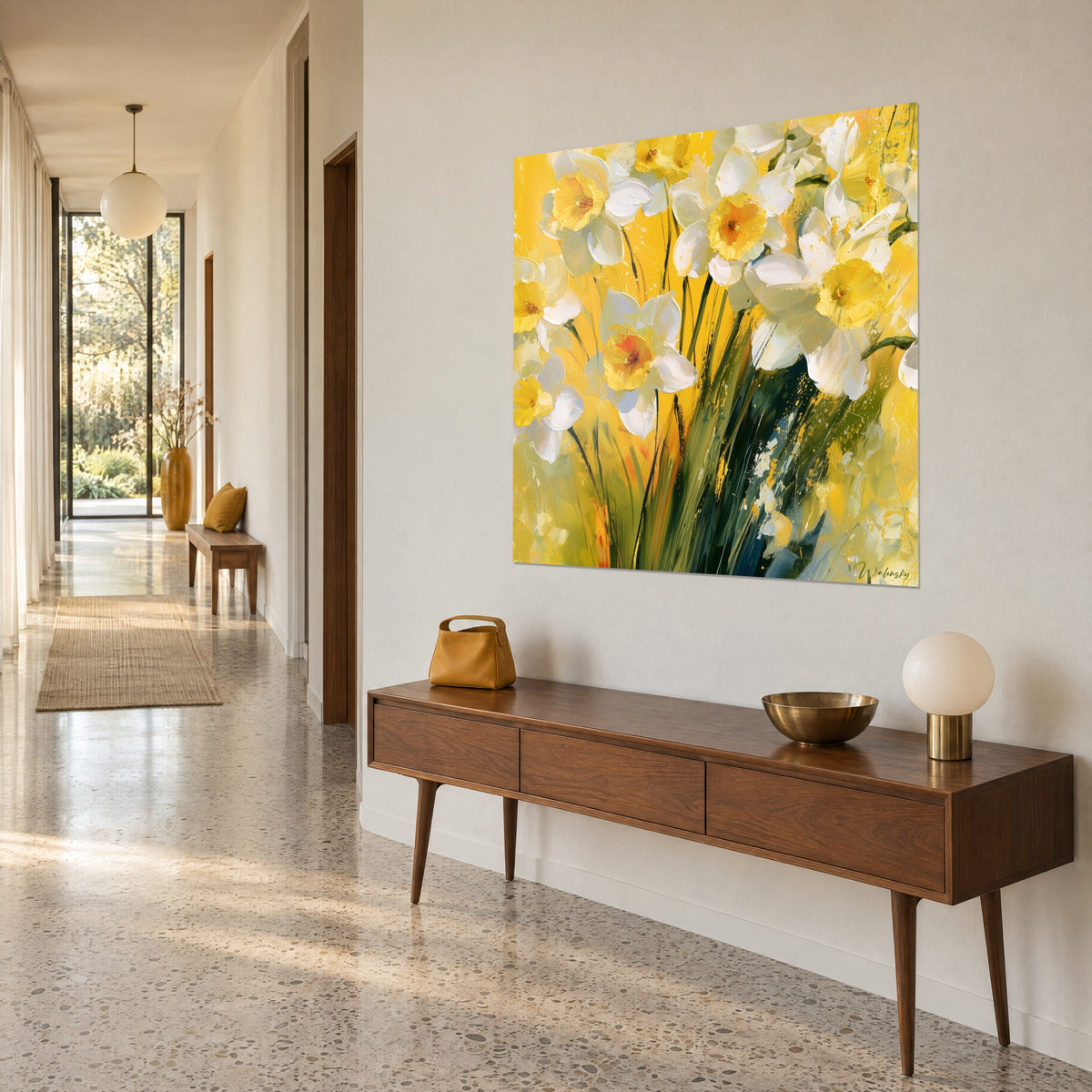 Cuadro flores de narciso en crema y azafrán, pinceladas empastadas y salpicaduras, vista de tres cuartos en un pasillo