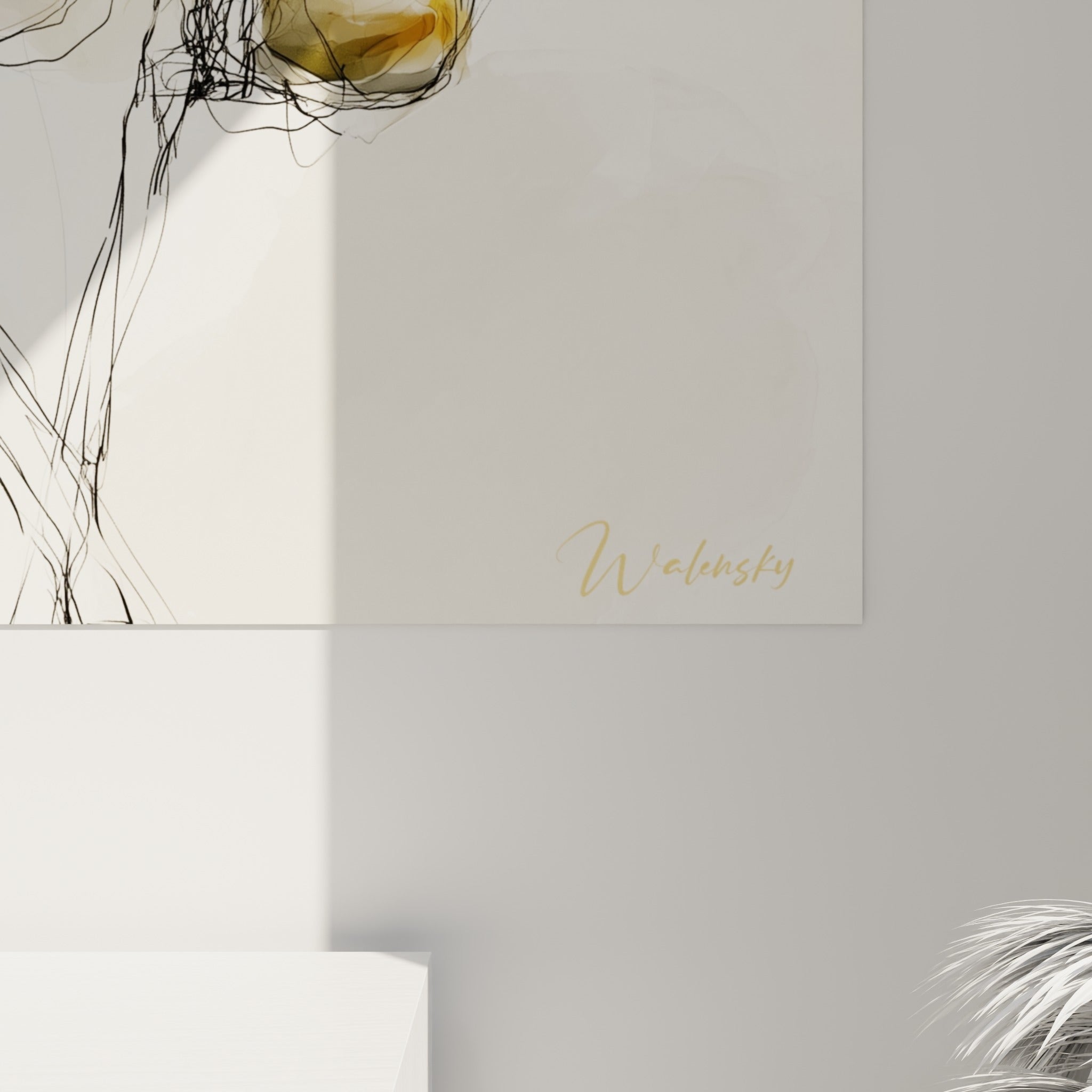 Coulures d'aquarelle dorée et traits noirs enchevêtrés révélant la texture fine de la jonquille