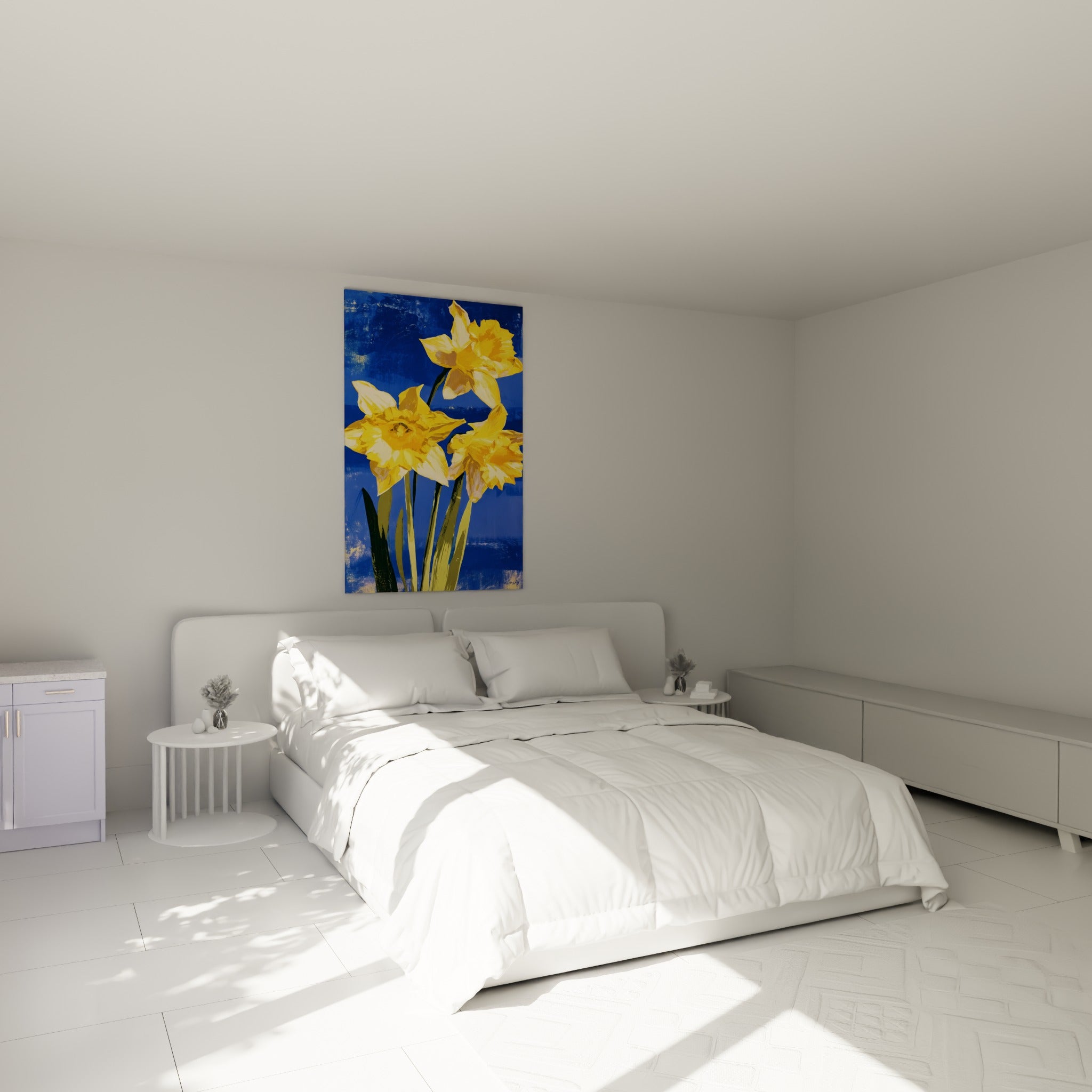 Jonquilles jaunes aux tiges vertes sur bleu profond, accrochées au-dessus d'un lit dans une chambre claire