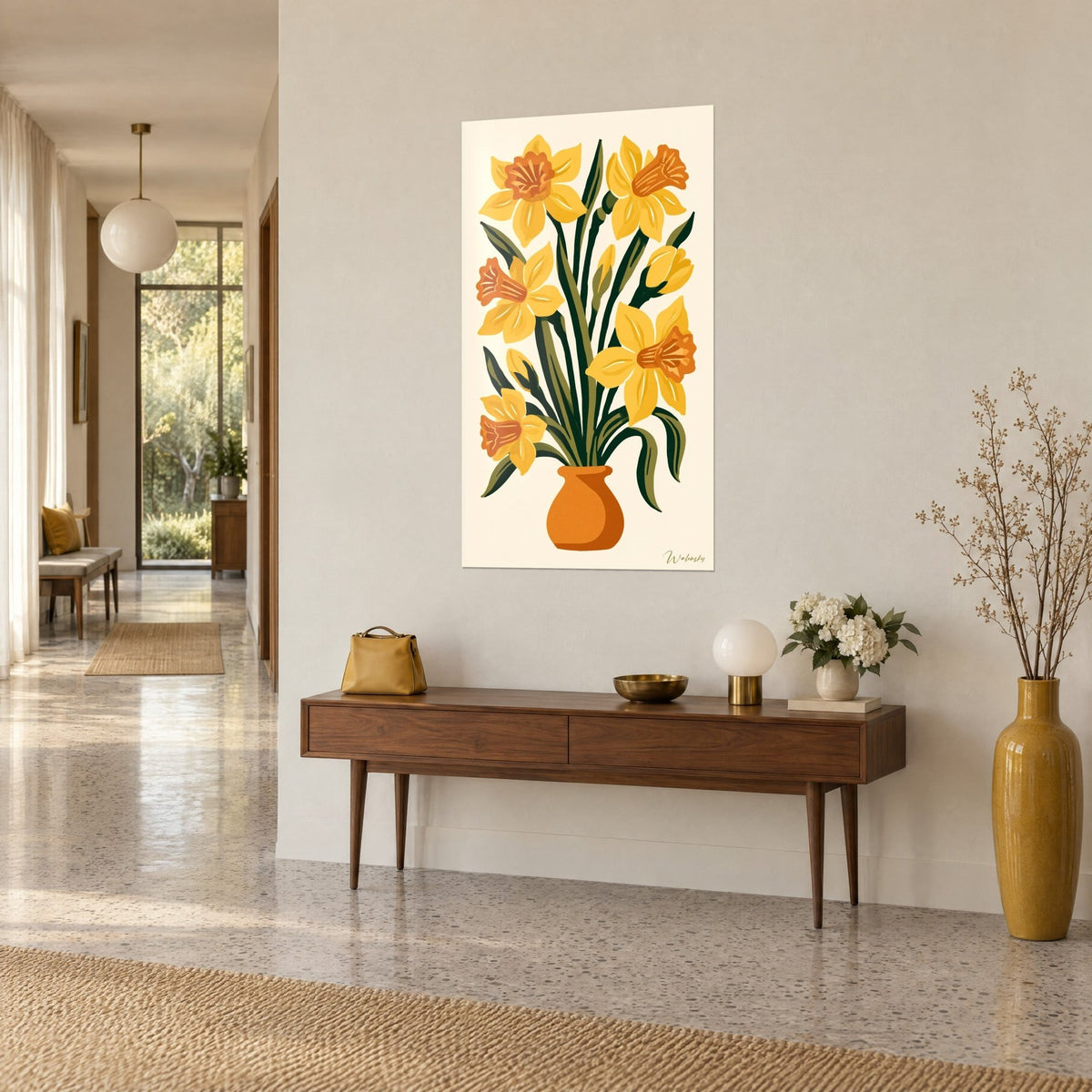 Cuadro con narcisos azafrán de trompetas cobrizas, tallos verde oscuro, sobre una pared beige encima de una consola de madera