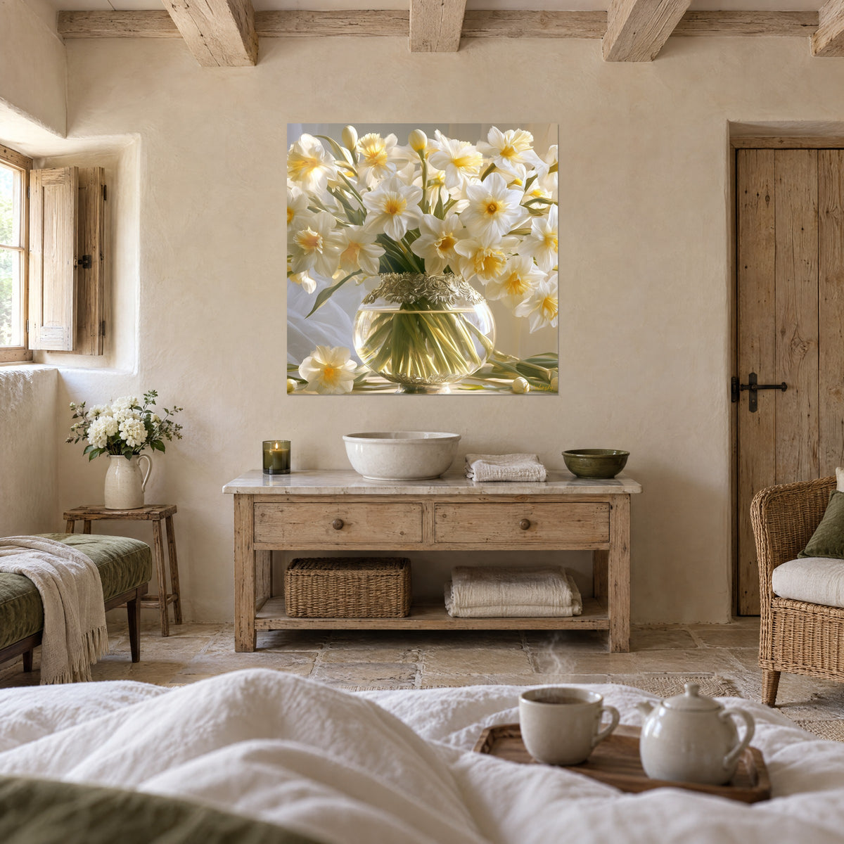 Quadro vaso tondo di vetro sottile pieno di steli verde tenue sott'acqua, narcisi avorio e gialli, appeso sopra un letto in una camera luminosa