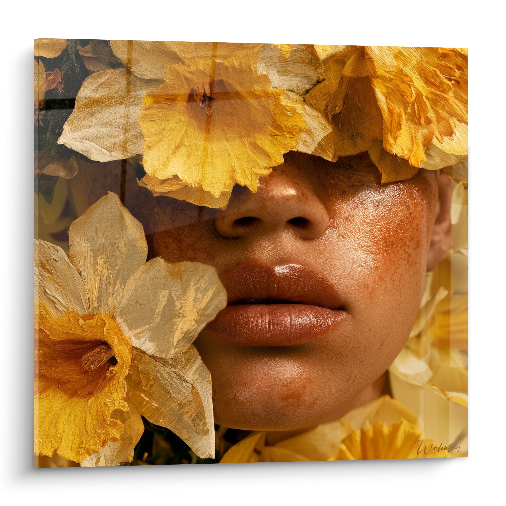 Jonquille dorée recouvrant un visage aux lèvres brunes et pétales jaunes texturés