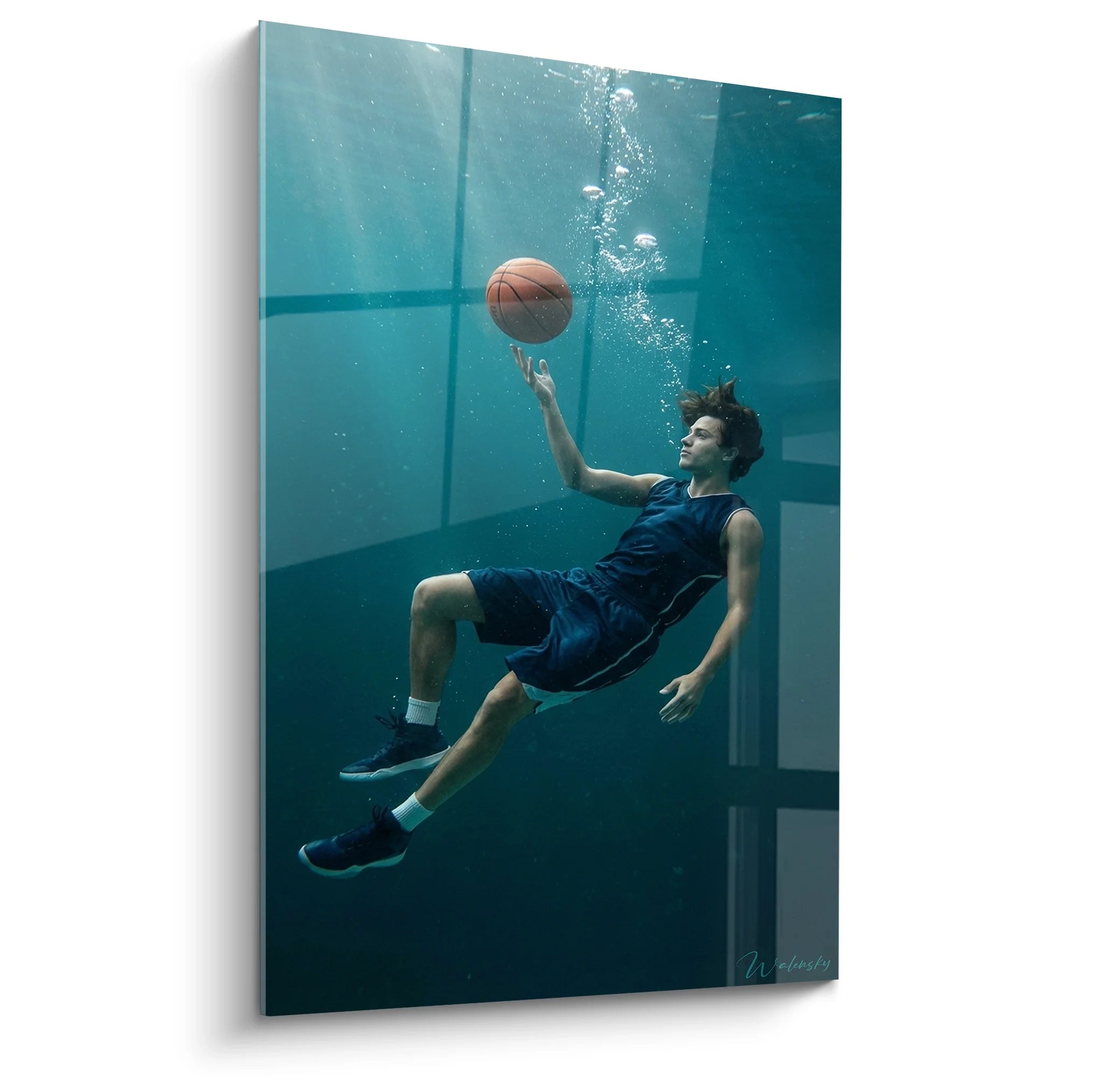 Tableau joueur de basket sous l'eau avec ballon orange dans piscine turquoise art mural moderne