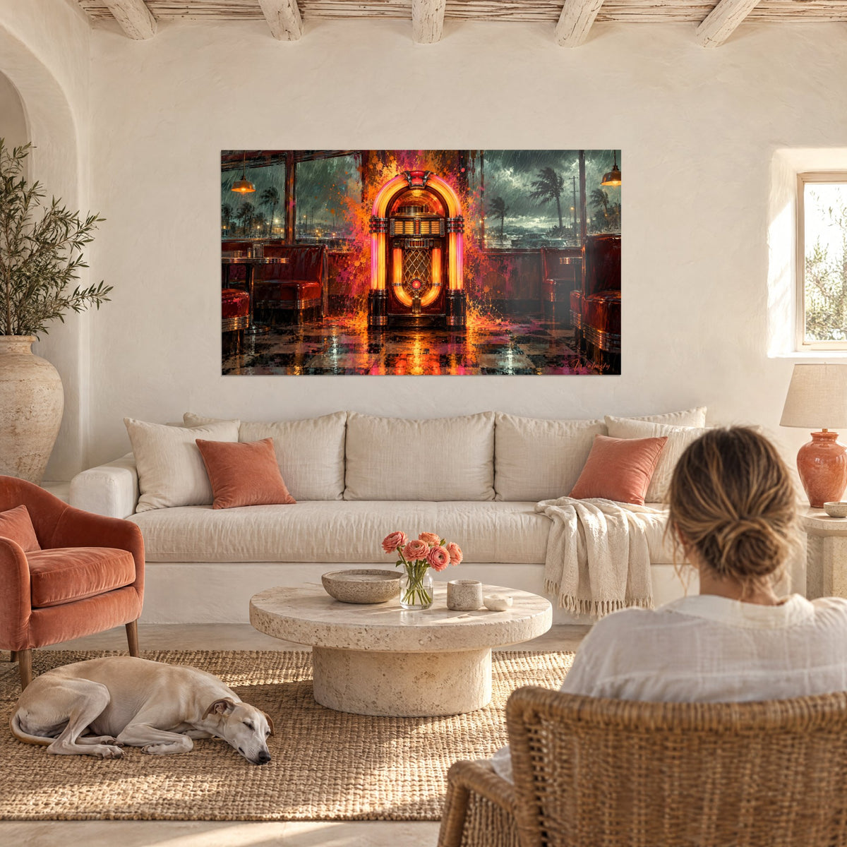 Tableau jukebox lumineux aux tubes ambrés et roses, éclaboussures orange sur carrelage damier, au-dessus d'un canapé dans un salon lumineux