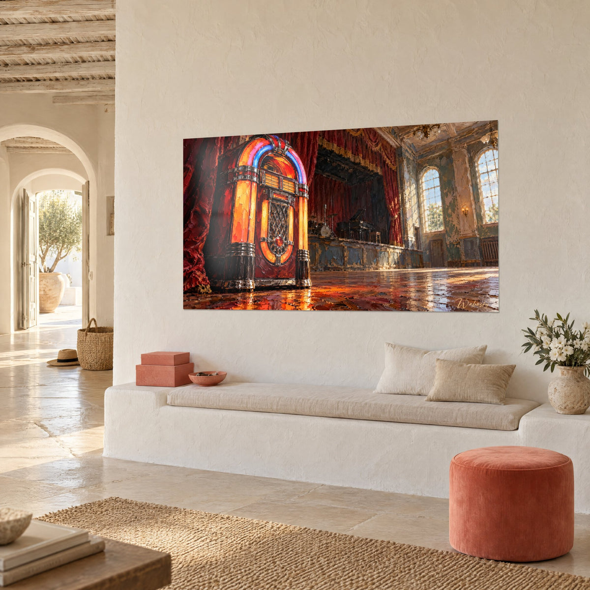 Tableau borne musicale orangée et chrome devant un rideau bordeaux, vue de trois-quarts, banquette blanche et pouf terracotta