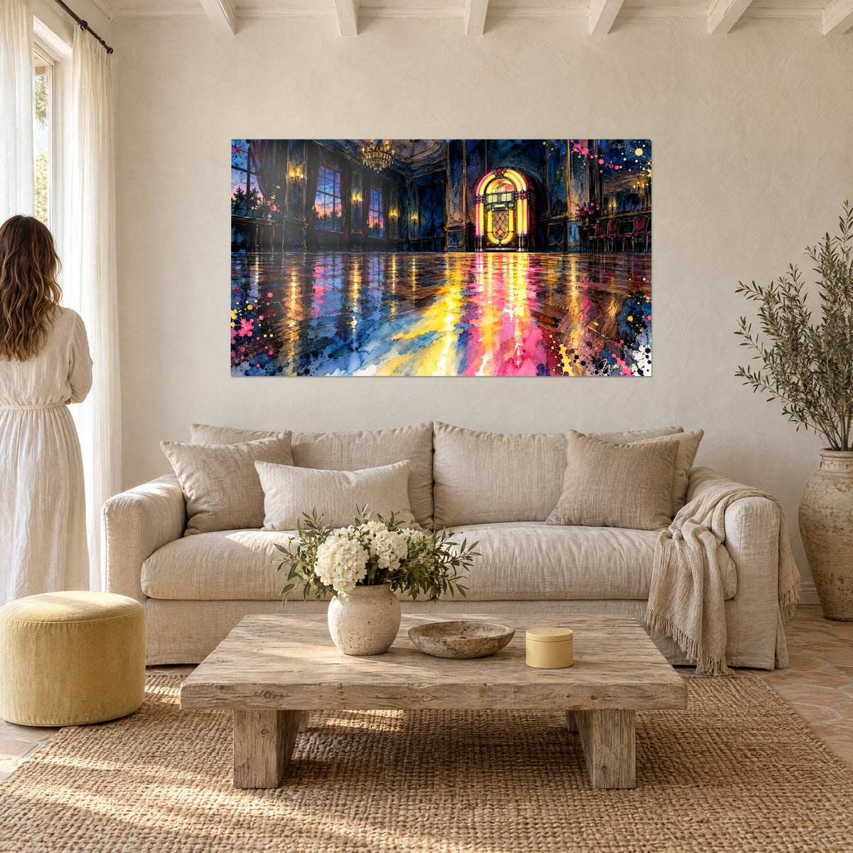 Tableau jukebox doré dans un salon de bal, parquet rose et jaune, couple de dos, au-dessus d'un canapé dans un salon lumineux