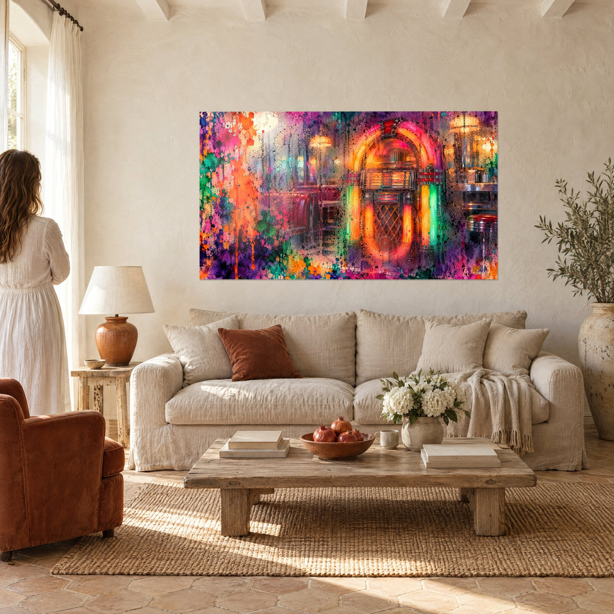Tableau juke-box néon aux arches orange et rose, coulures violettes sur fond de diner, au-dessus d'un canapé dans un salon lumineux