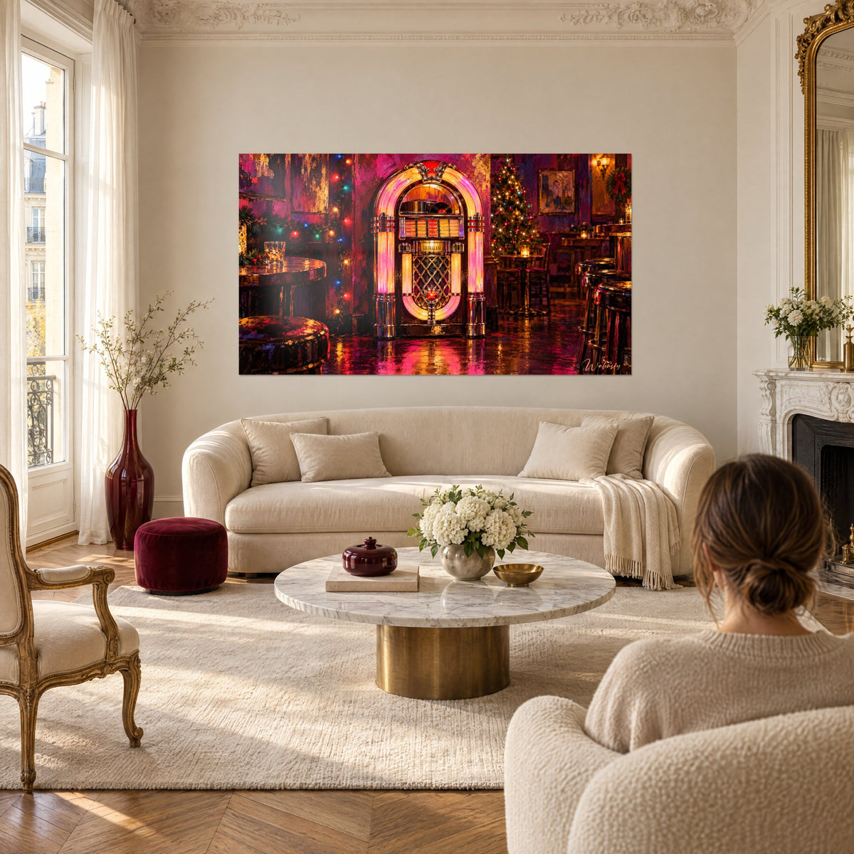 Tableau jukebox aux tubes néon rose et ambre, sapin de Noël scintillant en fond, au-dessus d'un canapé dans un salon lumineux