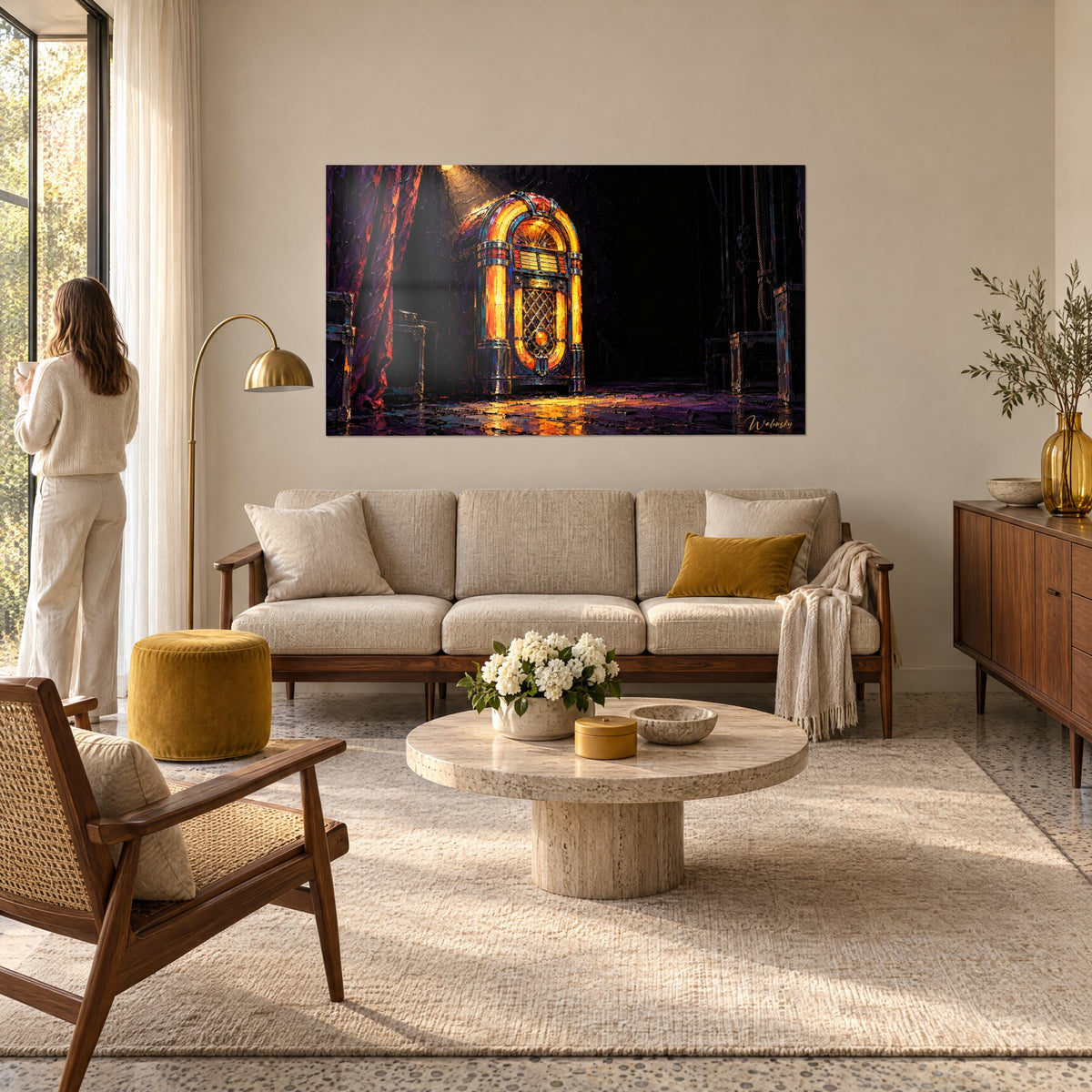 Tableau jukebox rétro aux tubes orange et jaune, rideau pourpre sur scène sombre, au-dessus d'un canapé dans un salon lumineux