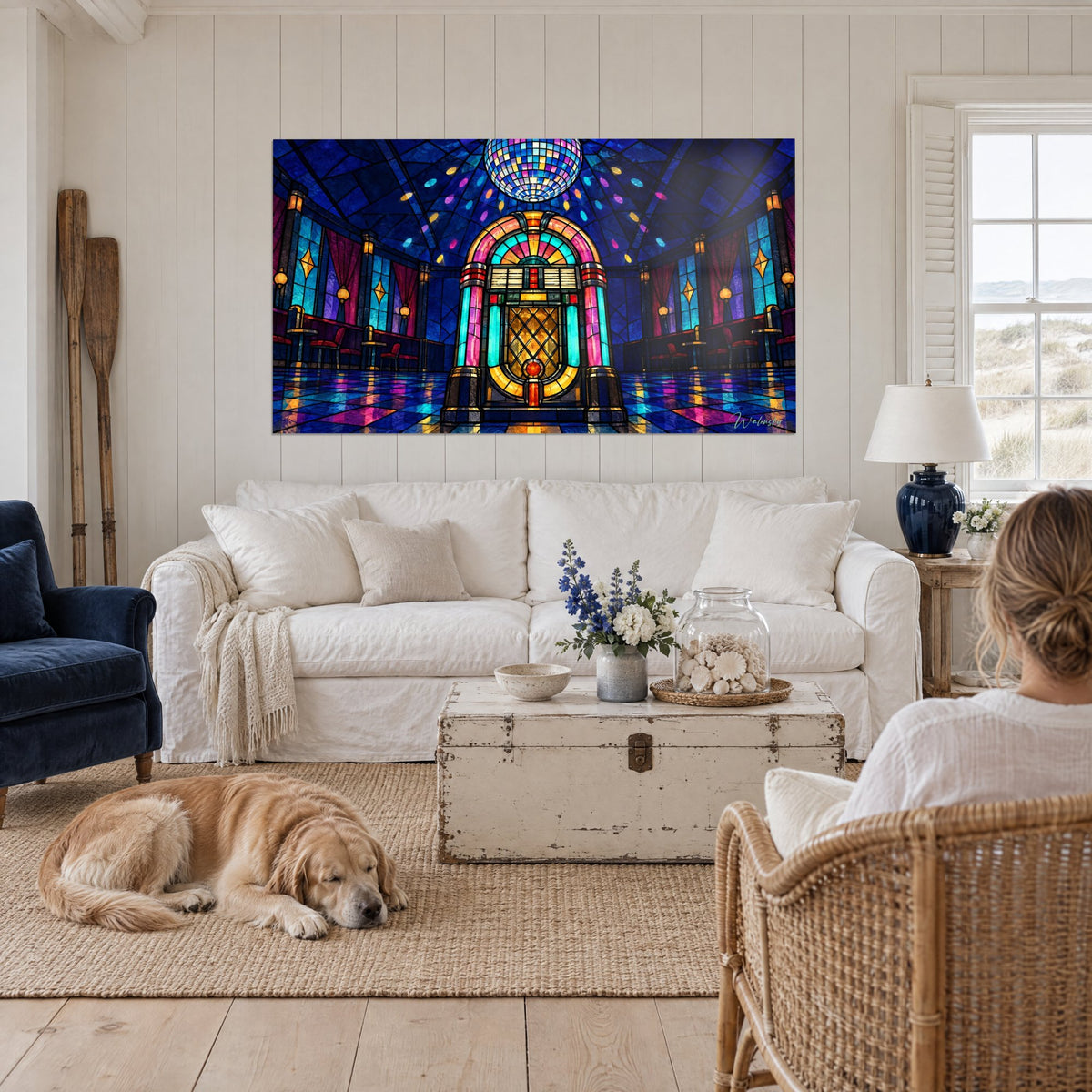 Tableau juke-box arqué turquoise et rose en vitrail sous boule à facettes, au-dessus d'un canapé dans un salon lumineux