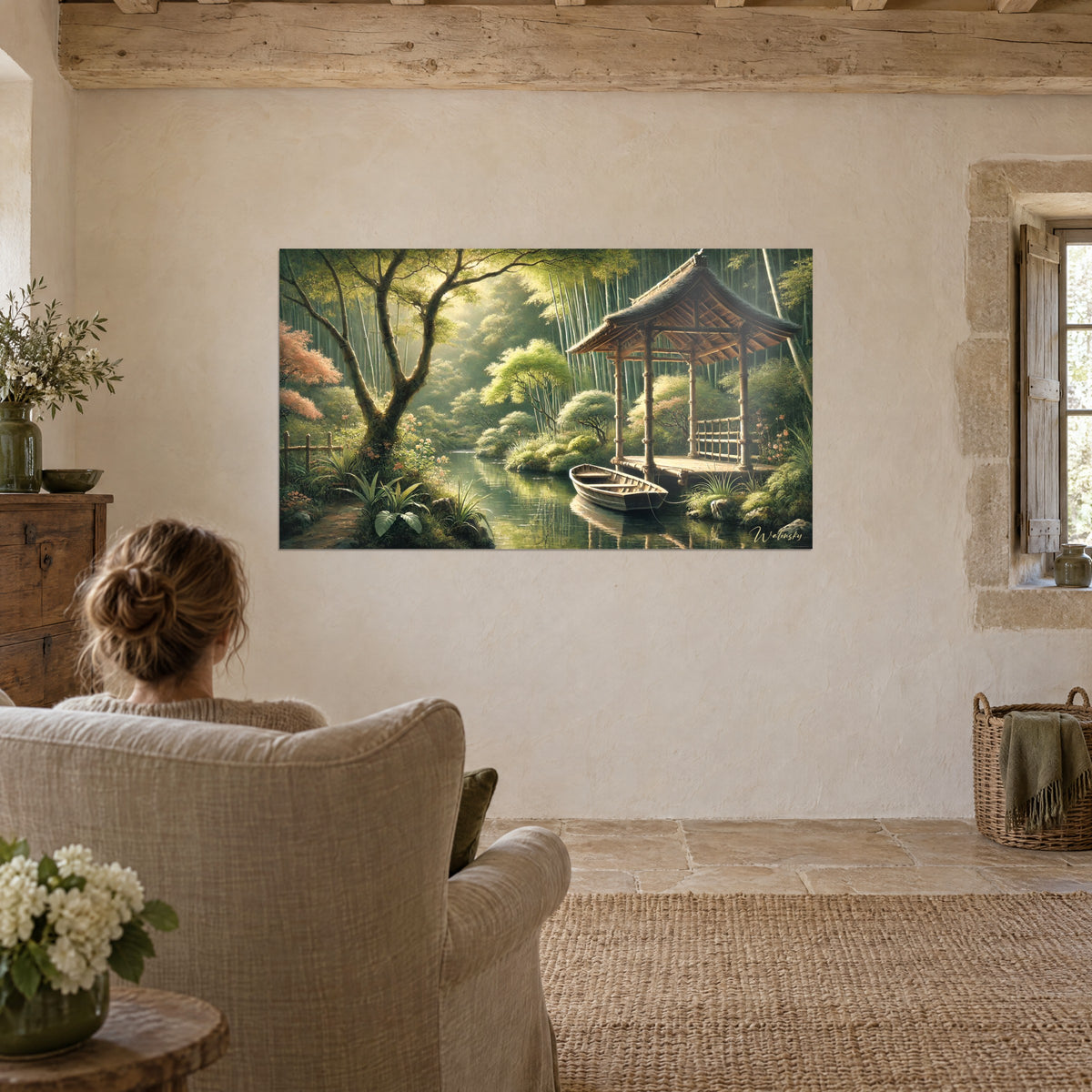 Cuadro sotobosque asiático al amanecer, río verde jade y helechos ocre, mujer de espaldas sentada en un sillón de lino crema