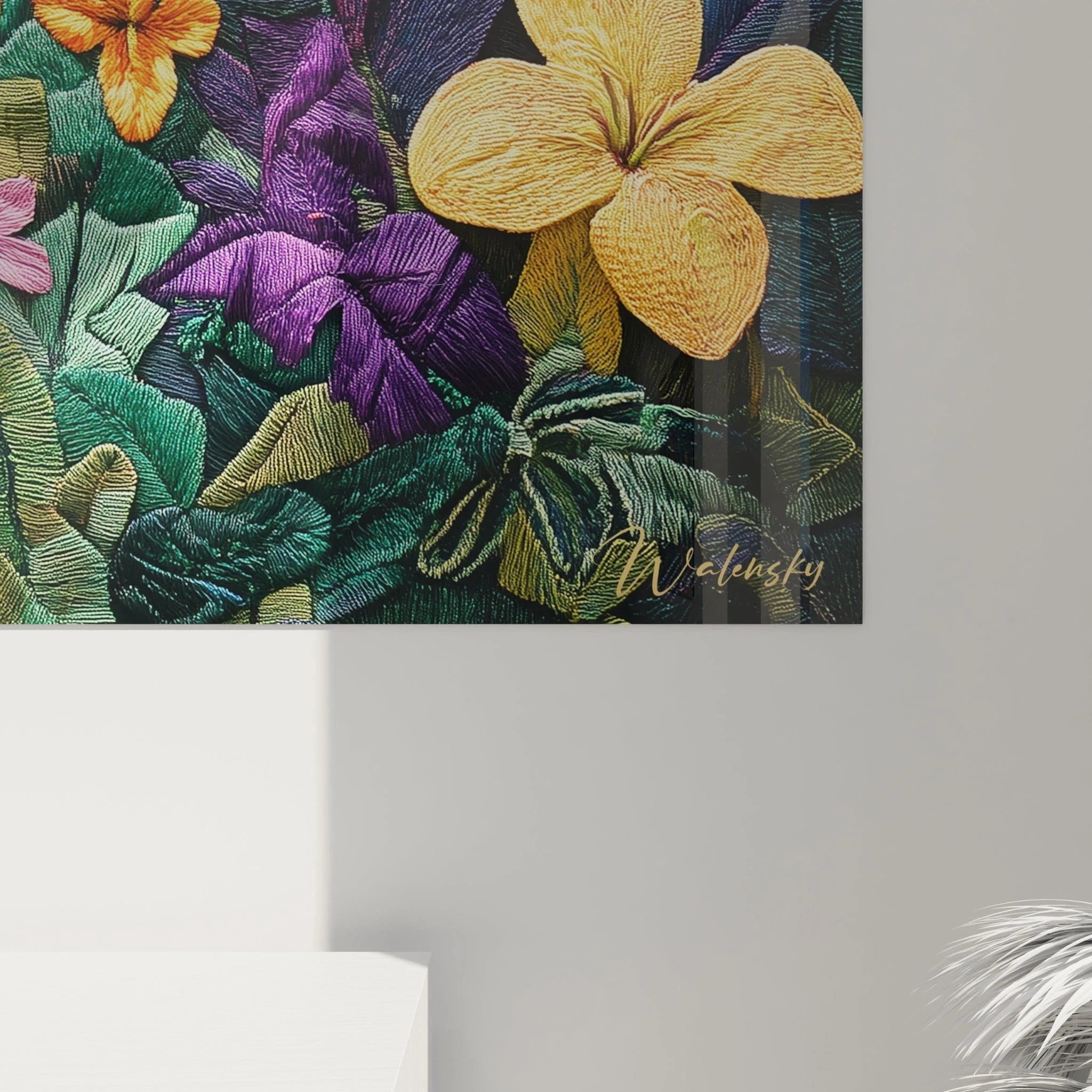 Un tableau tropical multicolore illustrant une forêt exotique dense avec un oiseau tropical parmi des fleurs vibrantes et feuillages verdoyants, entièrement réalisé en fils brodés créant une texture élaborée et une profondeur visuelle remarquable.
