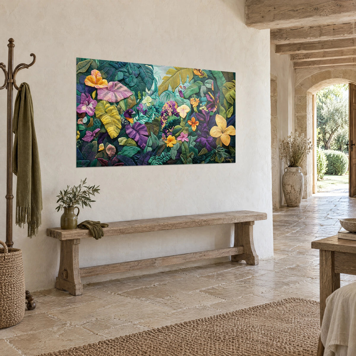 Tableau forêt tropicale en fils tissés, frangipanier doré, feuilles vert sapin et pétales mauves, sur un mur de pierre claire