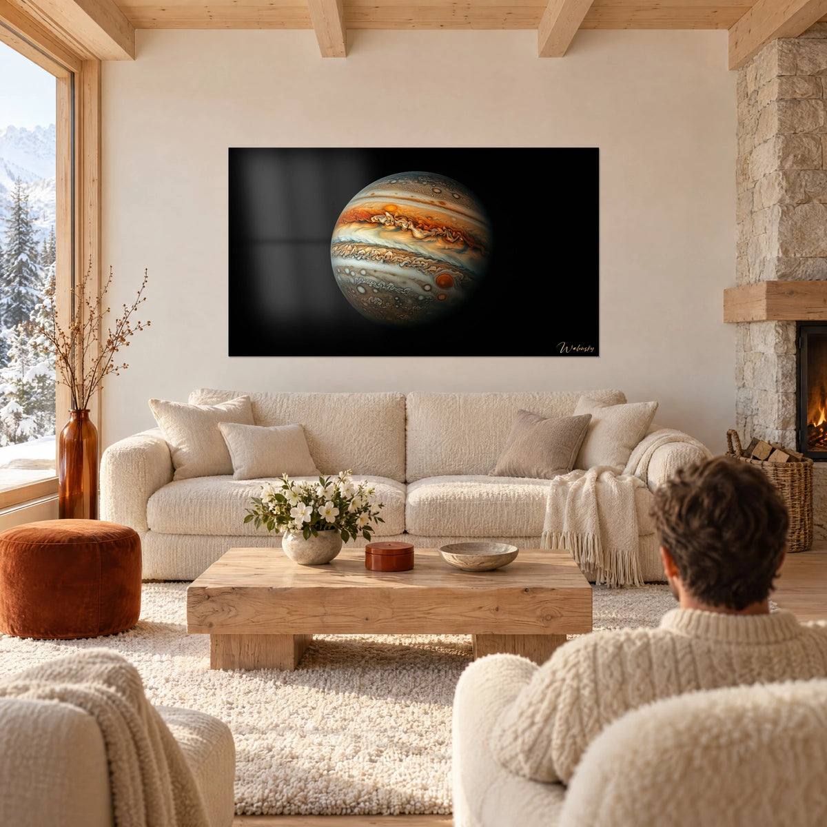 Tableau planète géante aux bandes orange et crème, tourbillons sur fond noir, deux personnes de dos au-dessus d'un canapé dans un salon lumineux