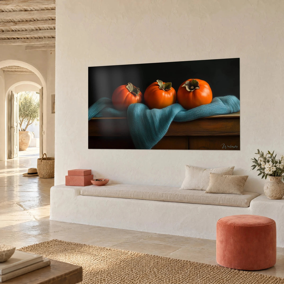 Tableau nature morte de fruits d'automne, kakis orangés et tricot turquoise sur table en bois, banquette blanche, maison méditerranéenne