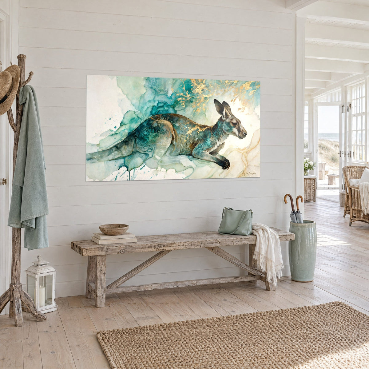 Tableau marsupial roux allongé, aquarelle turquoise et or sur fond crème, mur de planches blanches, vue de trois-quarts