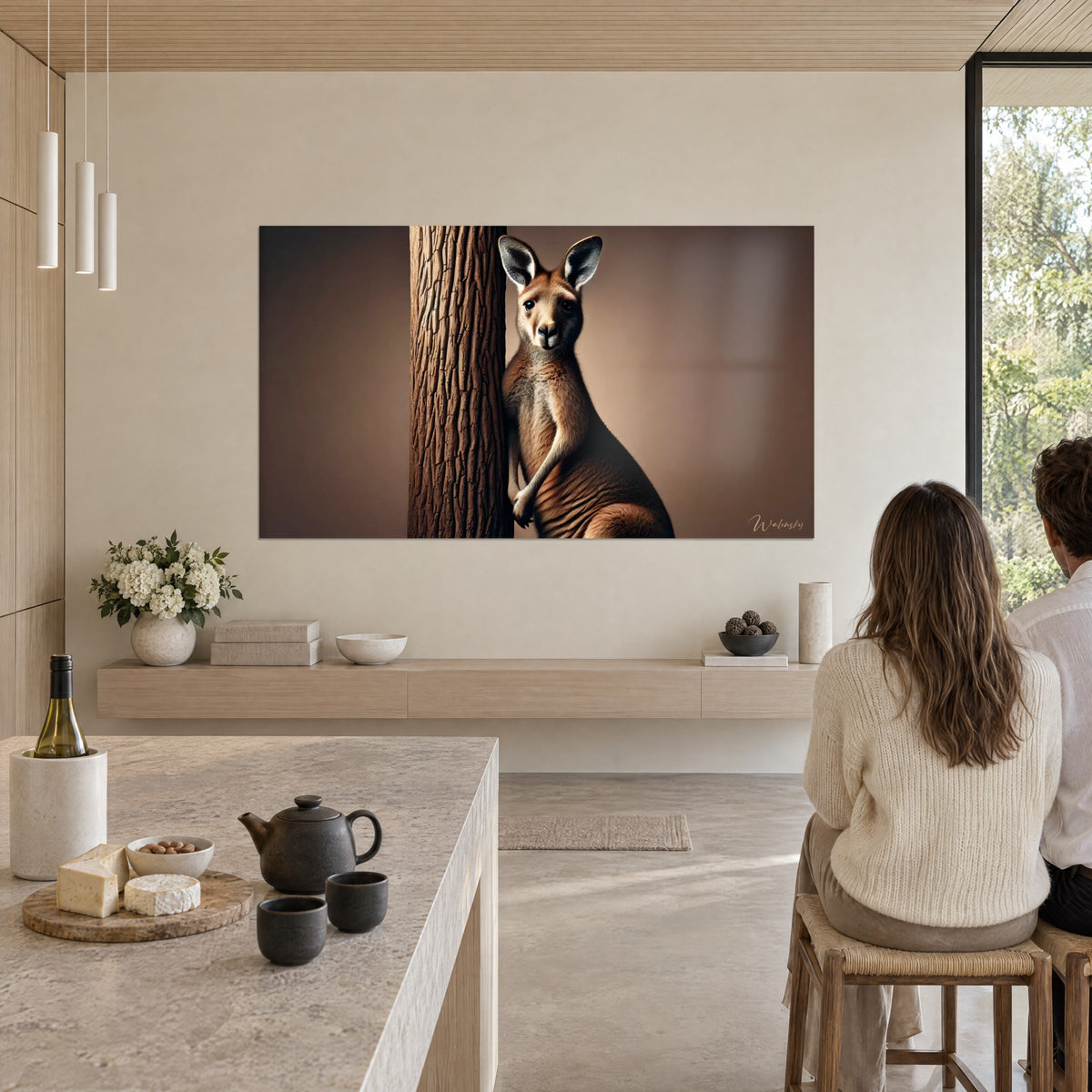 Schilderij rode wallaby met witte snuit en donkere ogen, poot op de schors, karamel- en bruintinten, in een open woonkamer met uitzicht op de tuin