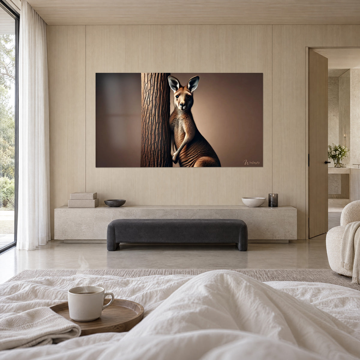 Schilderij macropode met bruin gestreepte vacht, zich vastklampend aan een ruwe boomstam, oker- en cacaotinten, boven een bed in een lichte slaapkamer