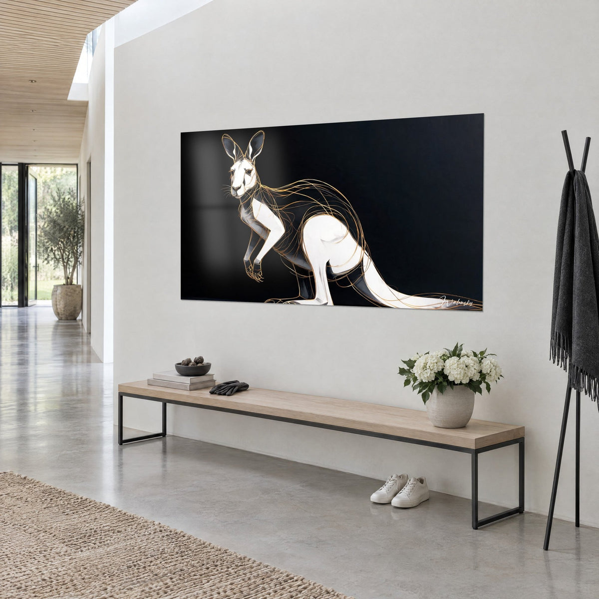 Schilderij Rechtopstaande witte buidelzoogdier, slanke staart en gouden lijnen op zwarte achtergrond, opgehangen aan een lichte muur naast een houten bank